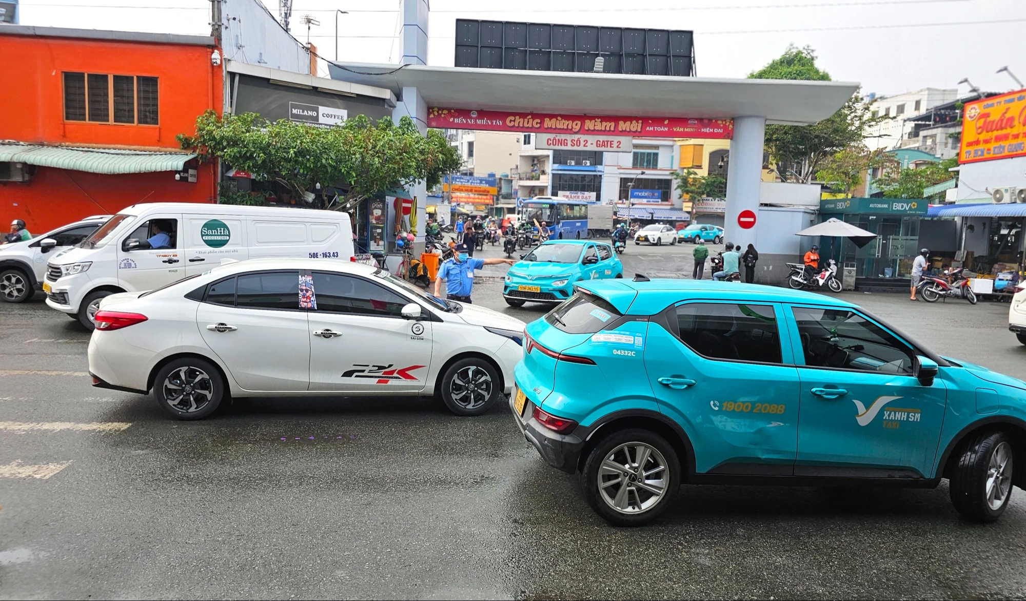 Cửa ng&otilde; ph&iacute;a t&acirc;y TP.HCM &ugrave;n ứ: Về qu&ecirc; ăn tết lại gặp mưa lớn- Ảnh 3.