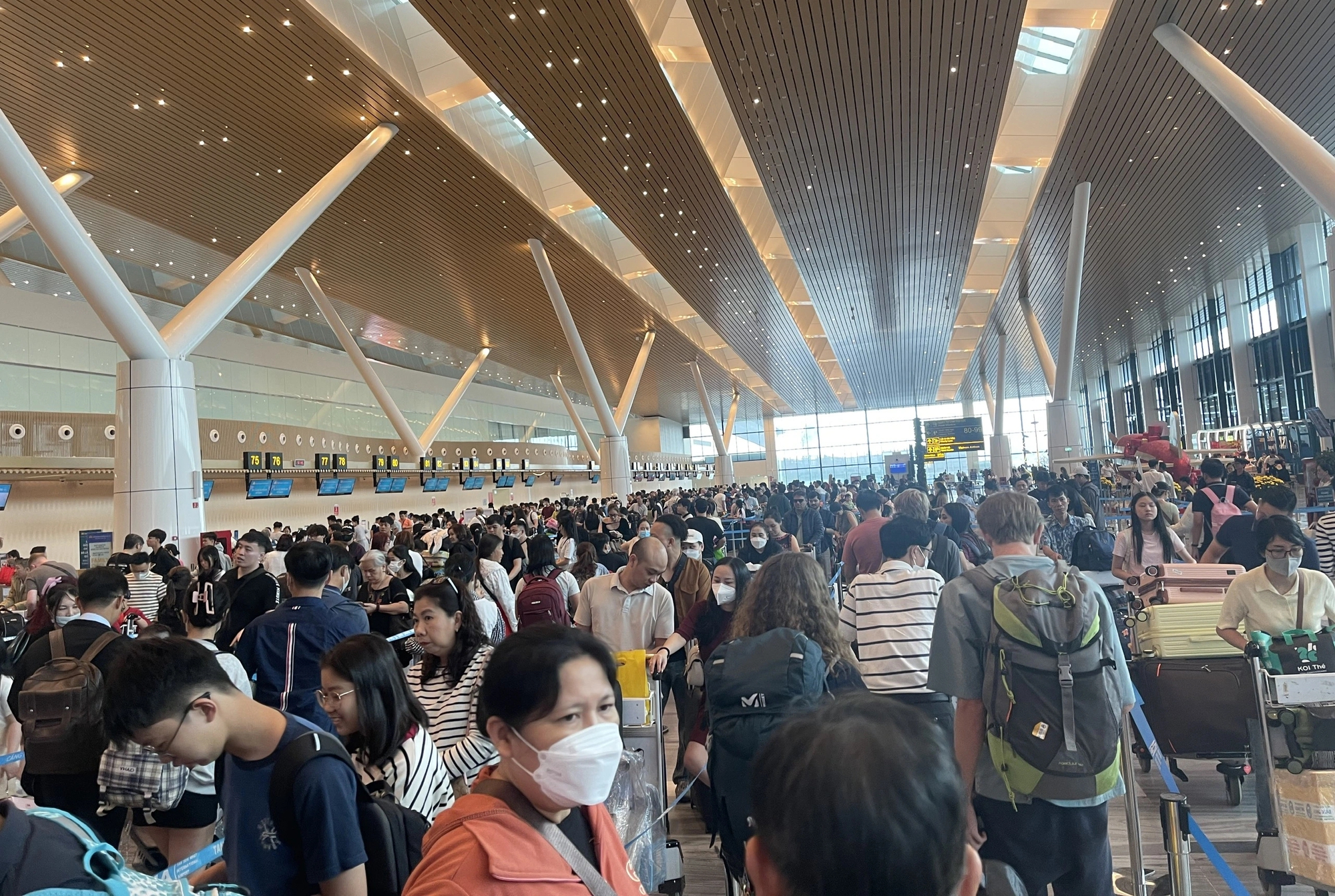 Th&ecirc;m nh&agrave; ga T3, T&acirc;n Sơn Nhất vẫn k&iacute;n người: Về qu&ecirc; ăn tết chưa bao giờ dễ- Ảnh 1.