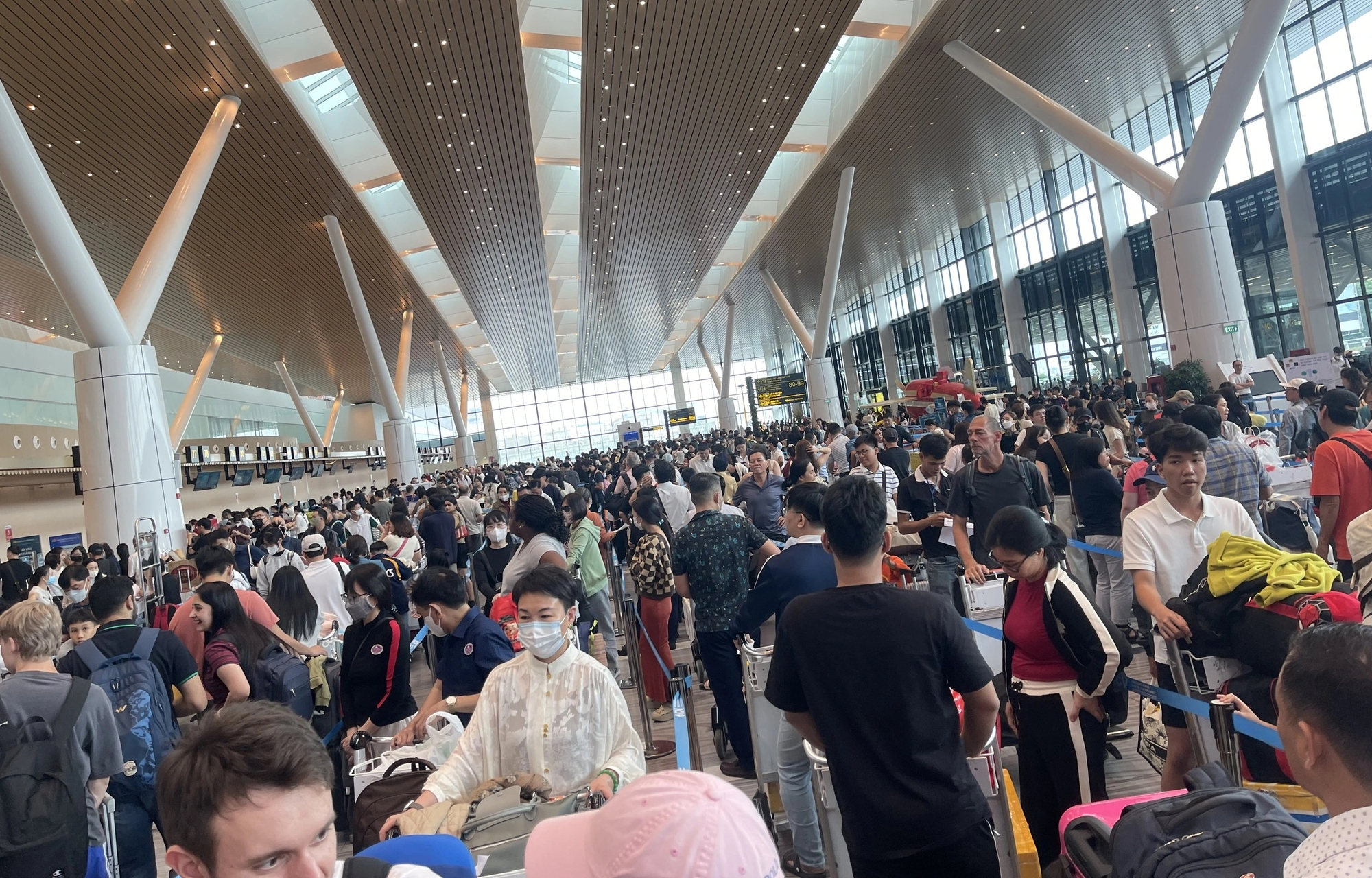 Th&ecirc;m nh&agrave; ga T3, T&acirc;n Sơn Nhất vẫn k&iacute;n người: Về qu&ecirc; ăn tết chưa bao giờ dễ- Ảnh 2.