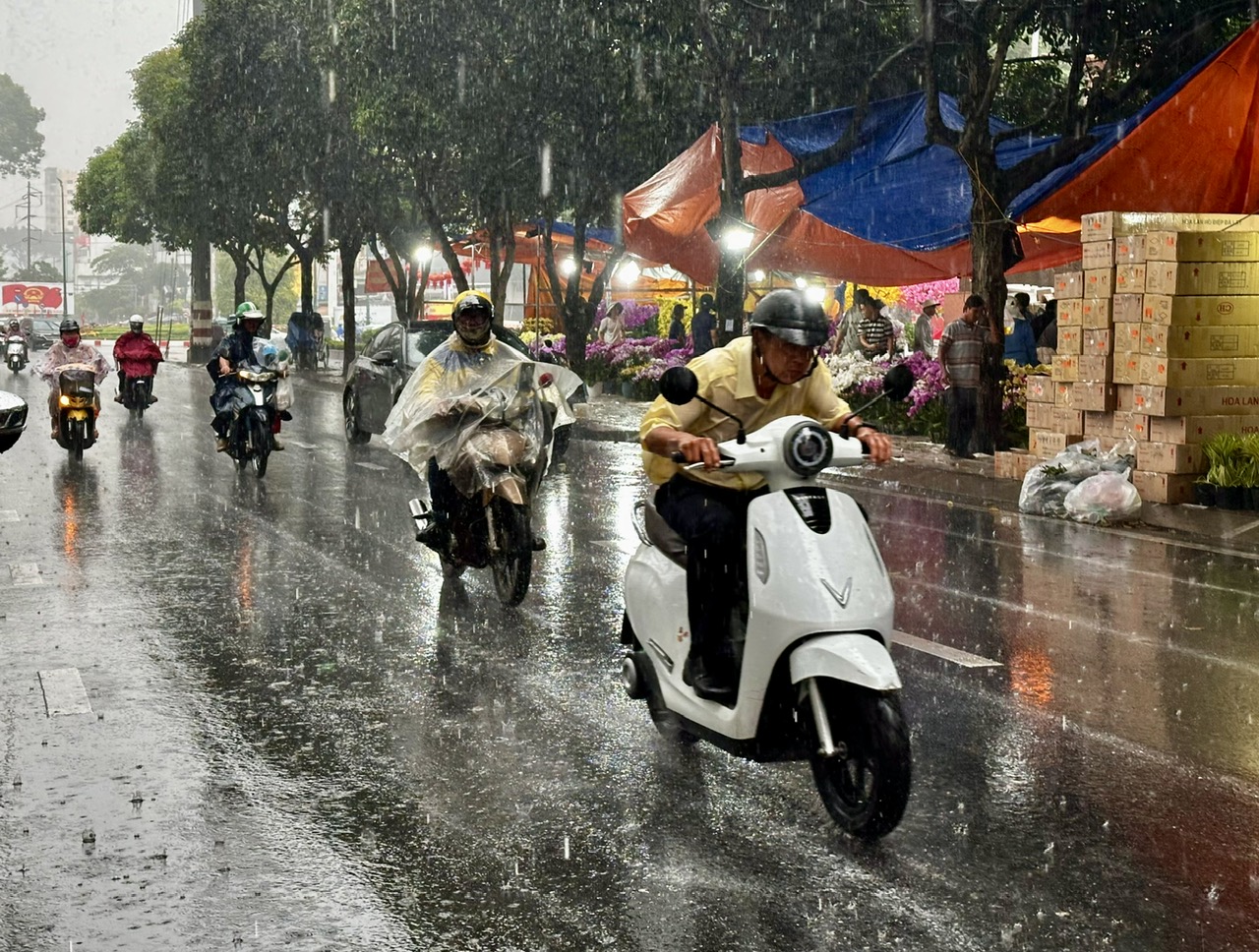 Chiều 26 tết, người dân TP.HCM và Nam bộ đề phòng mưa trái mùa - Ảnh 1.