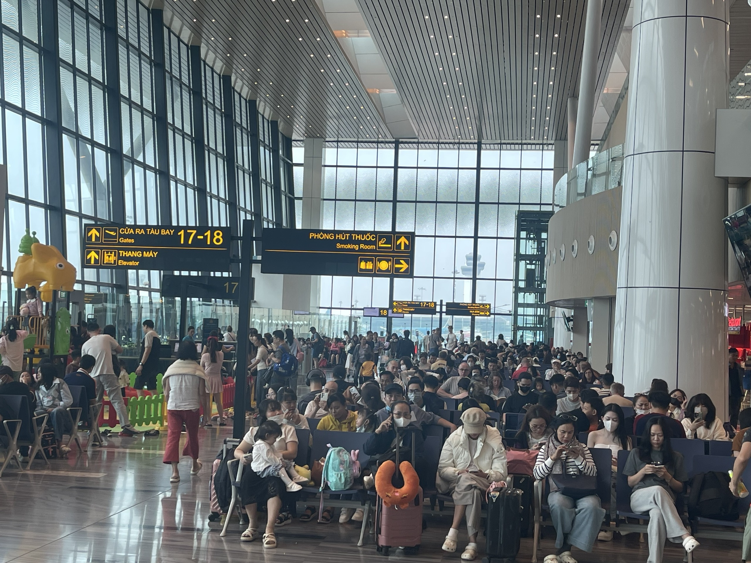 Th&ecirc;m nh&agrave; ga T3, T&acirc;n Sơn Nhất vẫn k&iacute;n người: Về qu&ecirc; ăn tết chưa bao giờ dễ- Ảnh 10.