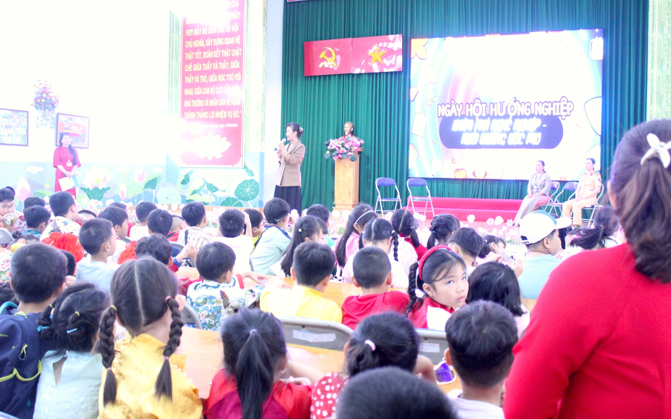 Ngày cuối năm đến trường, học sinh 'làm' cảnh sát giao thông, giáo viên - Ảnh 4.