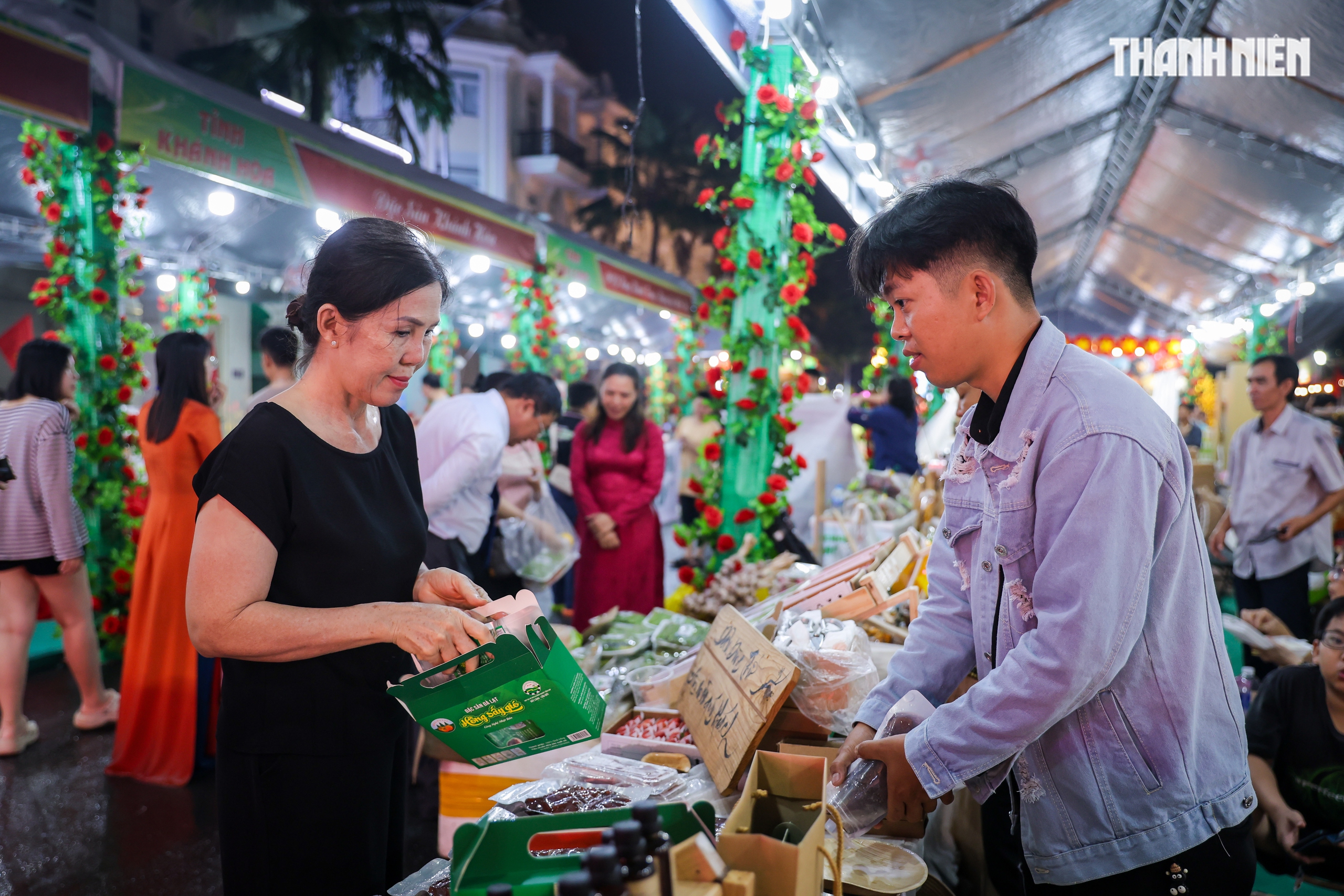 S&ocirc;i động mua sắm Tết tại &ldquo;Chợ hoa tết B&igrave;nh Đ&ocirc;ng&rdquo; với hơn 500 gian h&agrave;ng - Ảnh 8.