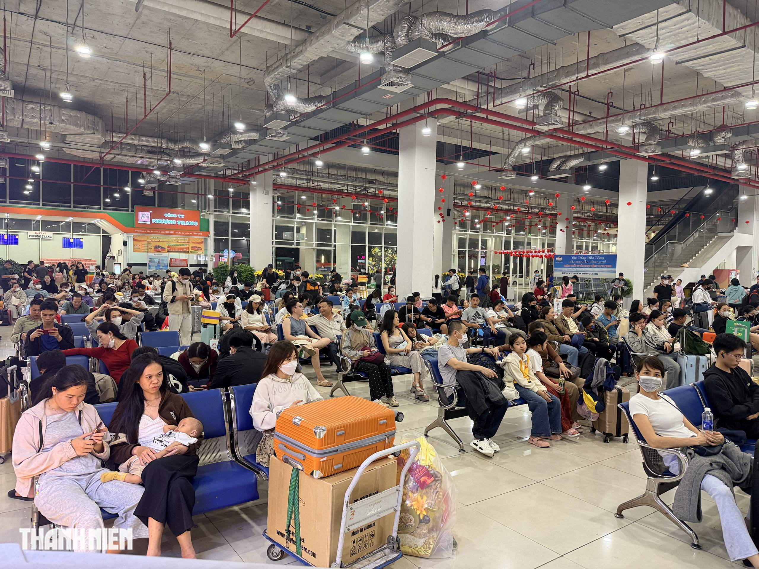 Lần đầu sau nhiều năm: Bến xe Miền Đ&ocirc;ng mới đ&ocirc;ng nghẹt kh&aacute;ch dịp cận tết- Ảnh 1.