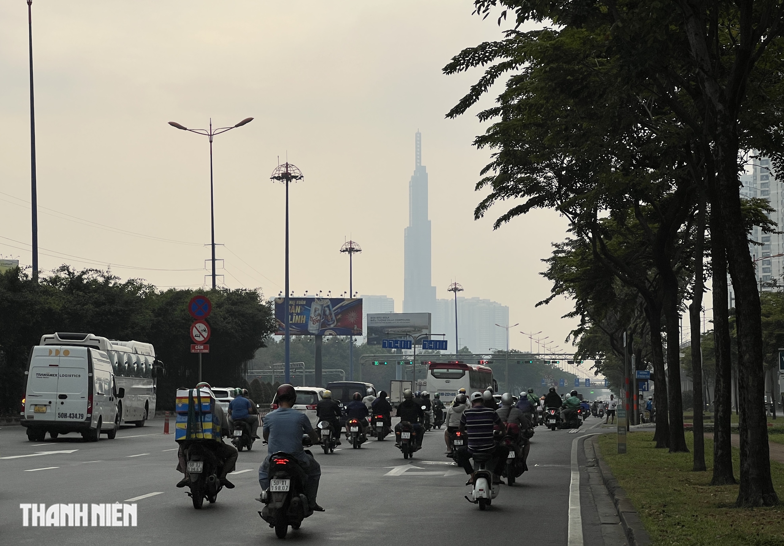 Trưa nay tại TP.HCM mưa to bất ngờ giữa trời nắng - Ảnh 7.