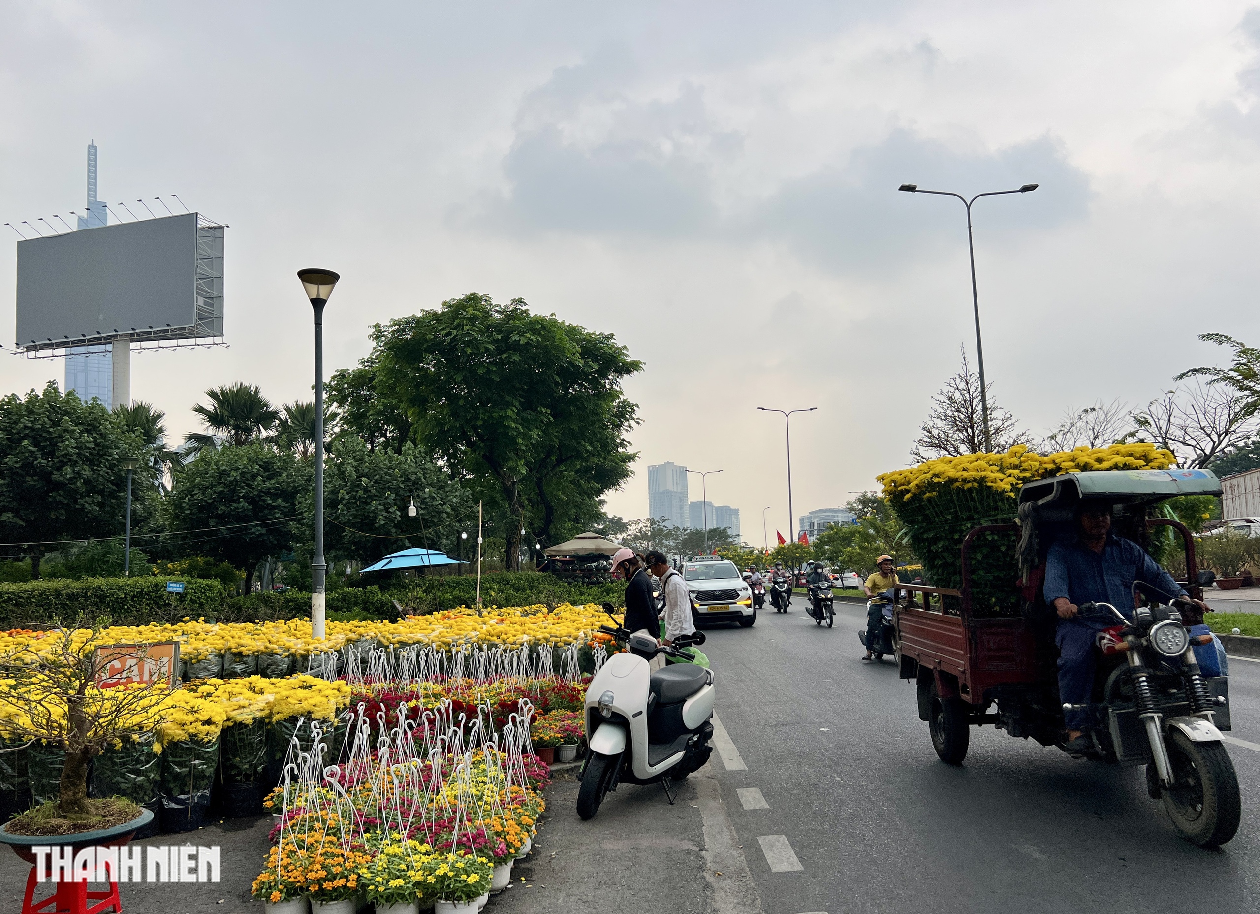 Trưa nay tại TP.HCM mưa to bất ngờ giữa trời nắng - Ảnh 10.