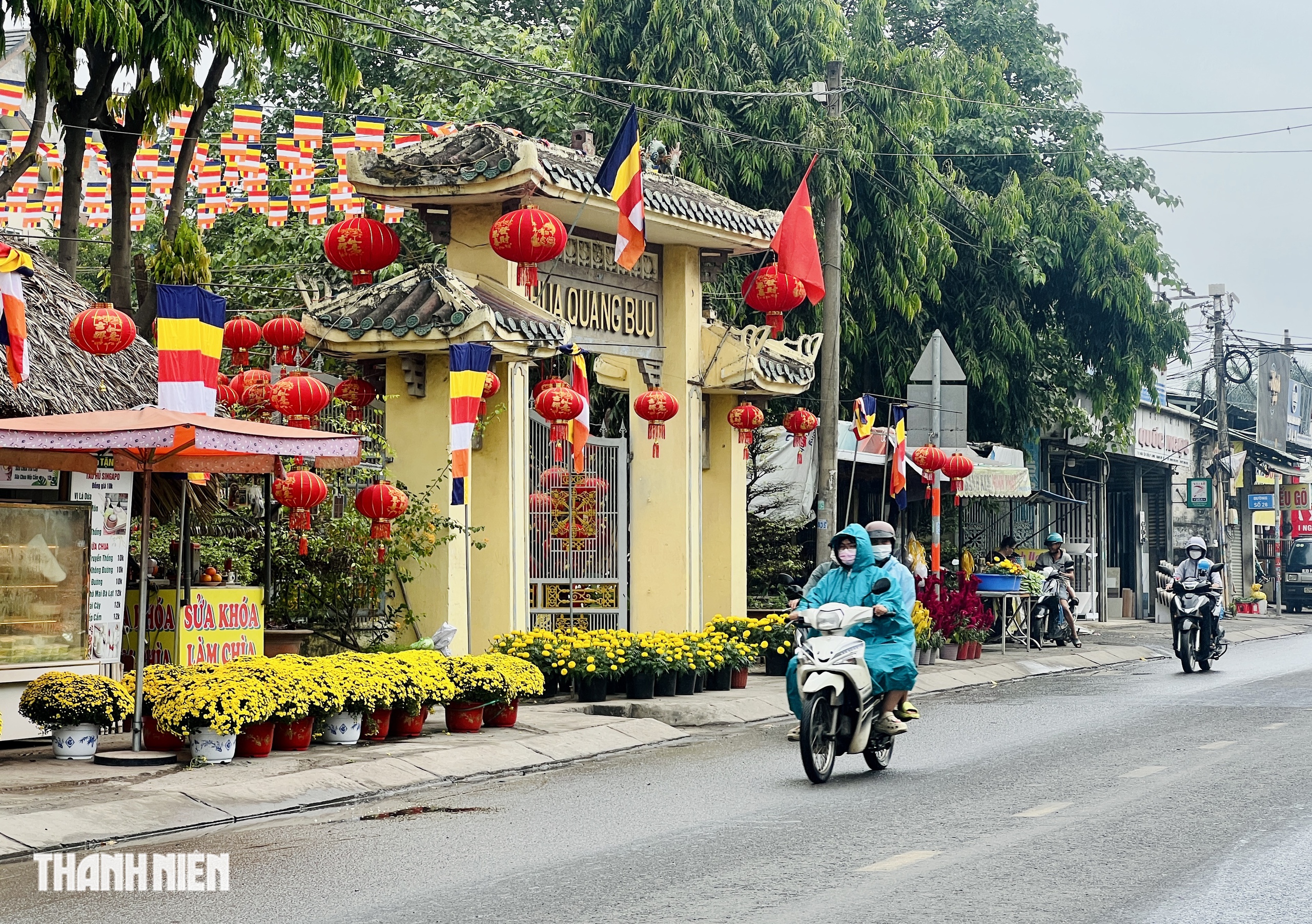 Trưa nay tại TP.HCM mưa to bất ngờ giữa trời nắng - Ảnh 9.