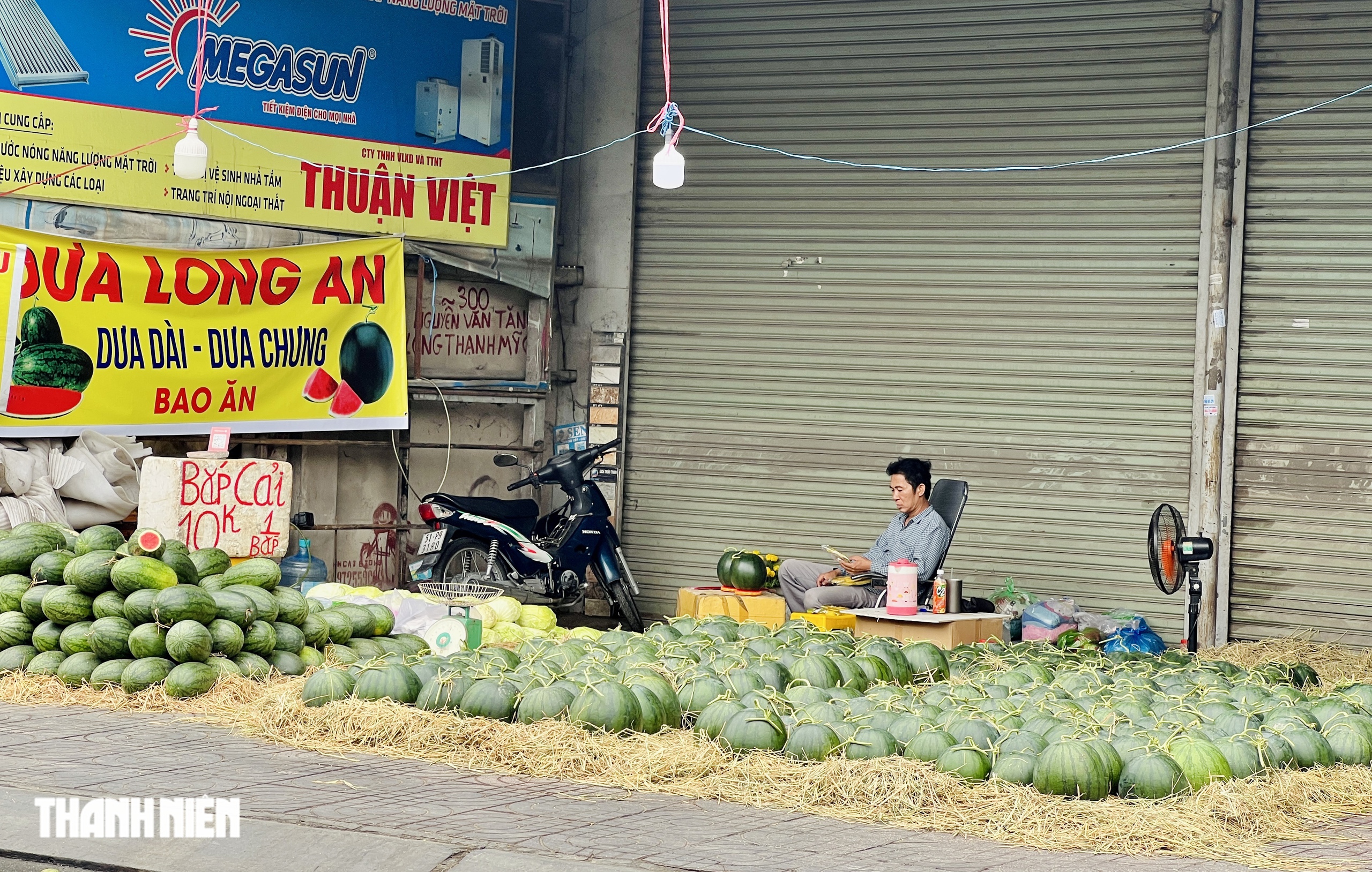Cảnh lạ 24 th&aacute;ng Chạp , người d&acirc;n TP . HCM đội mưa đi chợ tết - Ảnh 7.