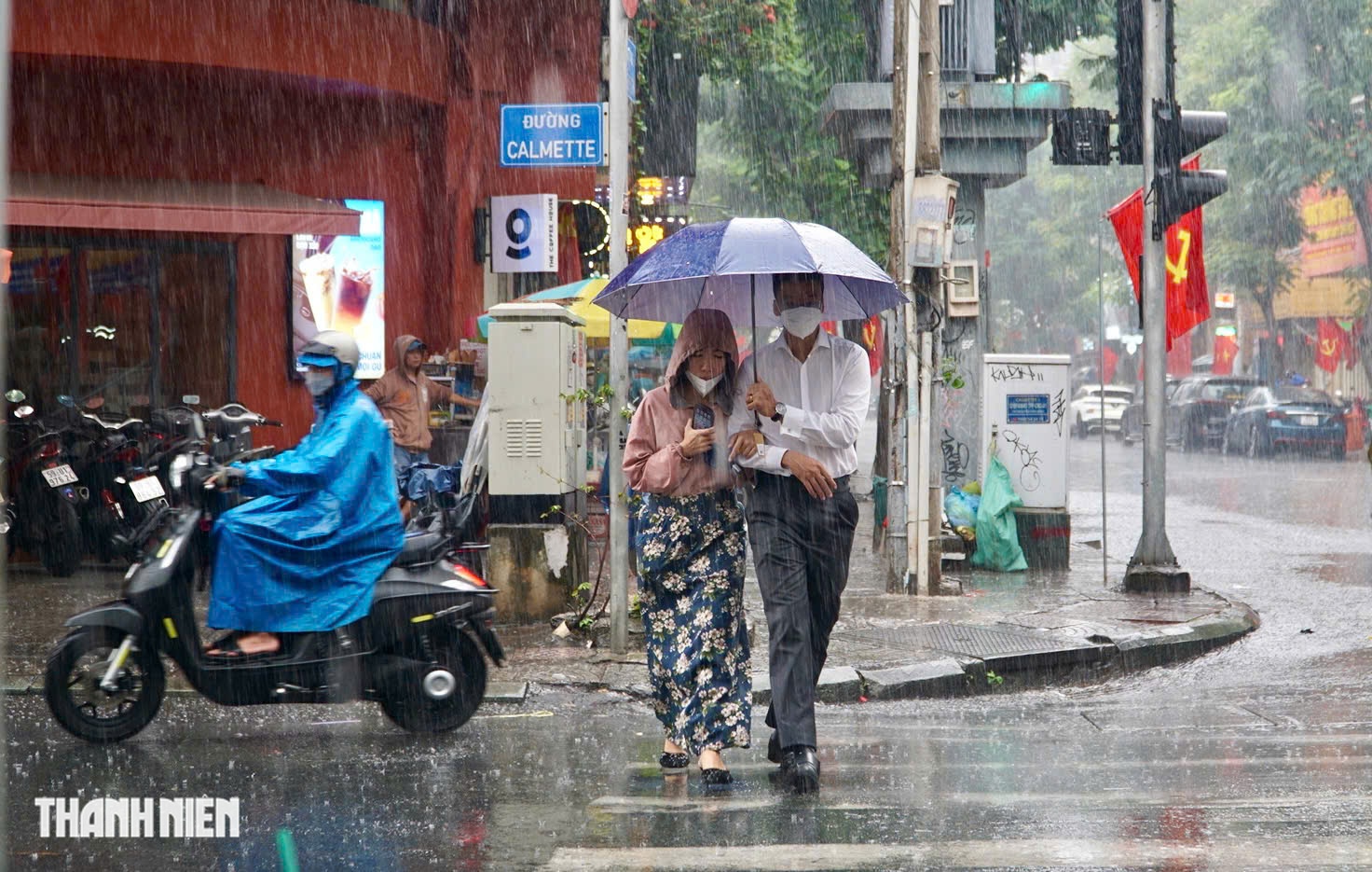 Trưa nay tại TP.HCM mưa to bất ngờ giữa trời nắng - Ảnh 3.