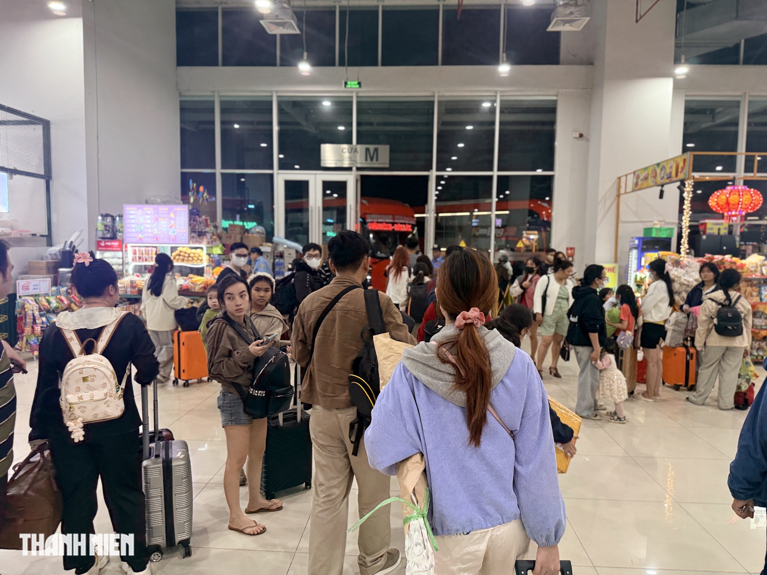 Lần đầu sau nhiều năm: Bến xe Miền Đ&ocirc;ng mới đ&ocirc;ng nghẹt kh&aacute;ch dịp cận tết- Ảnh 8.