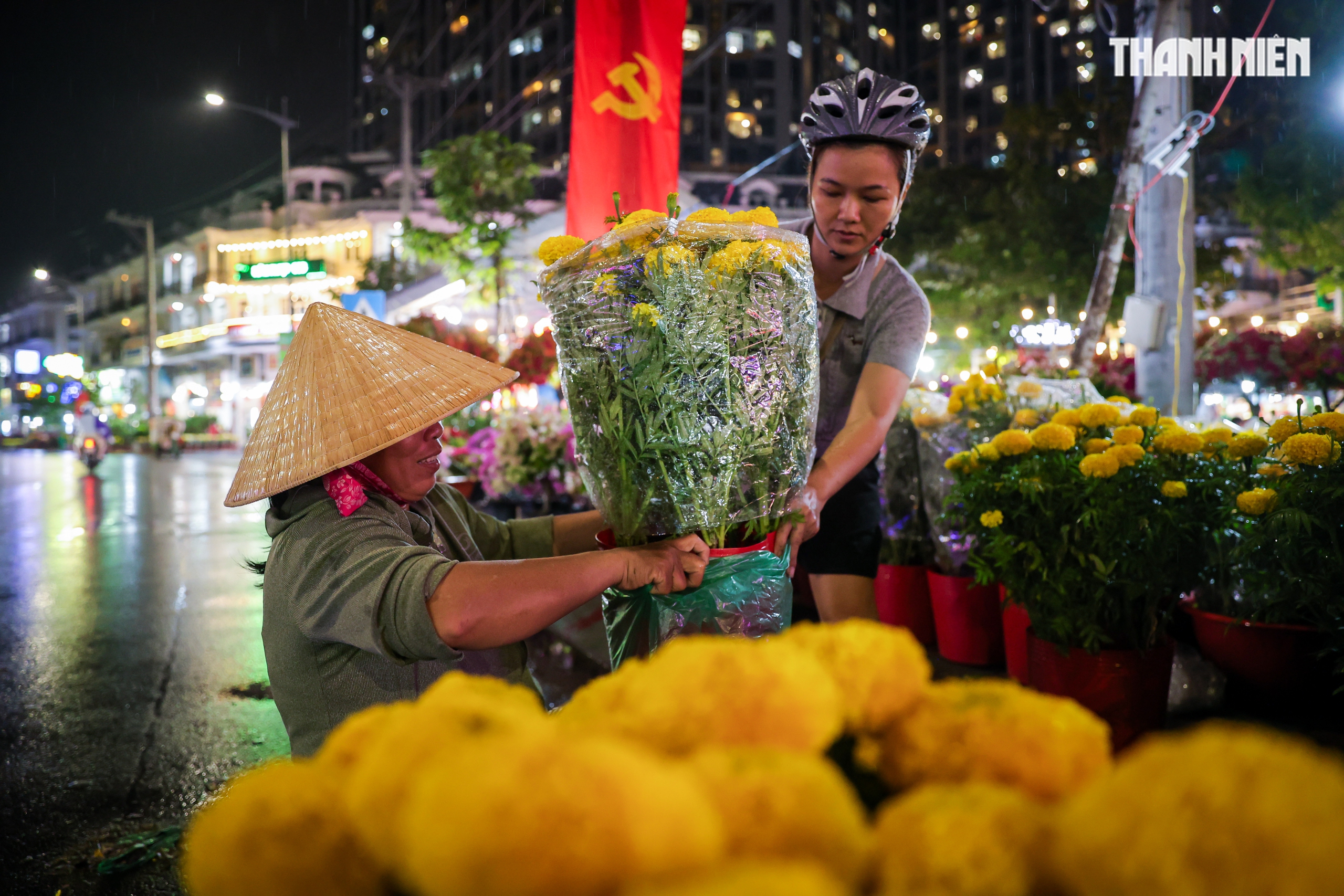 S&ocirc;i động mua sắm Tết tại &ldquo;Chợ hoa tết B&igrave;nh Đ&ocirc;ng&rdquo; với hơn 500 gian h&agrave;ng - Ảnh 13.