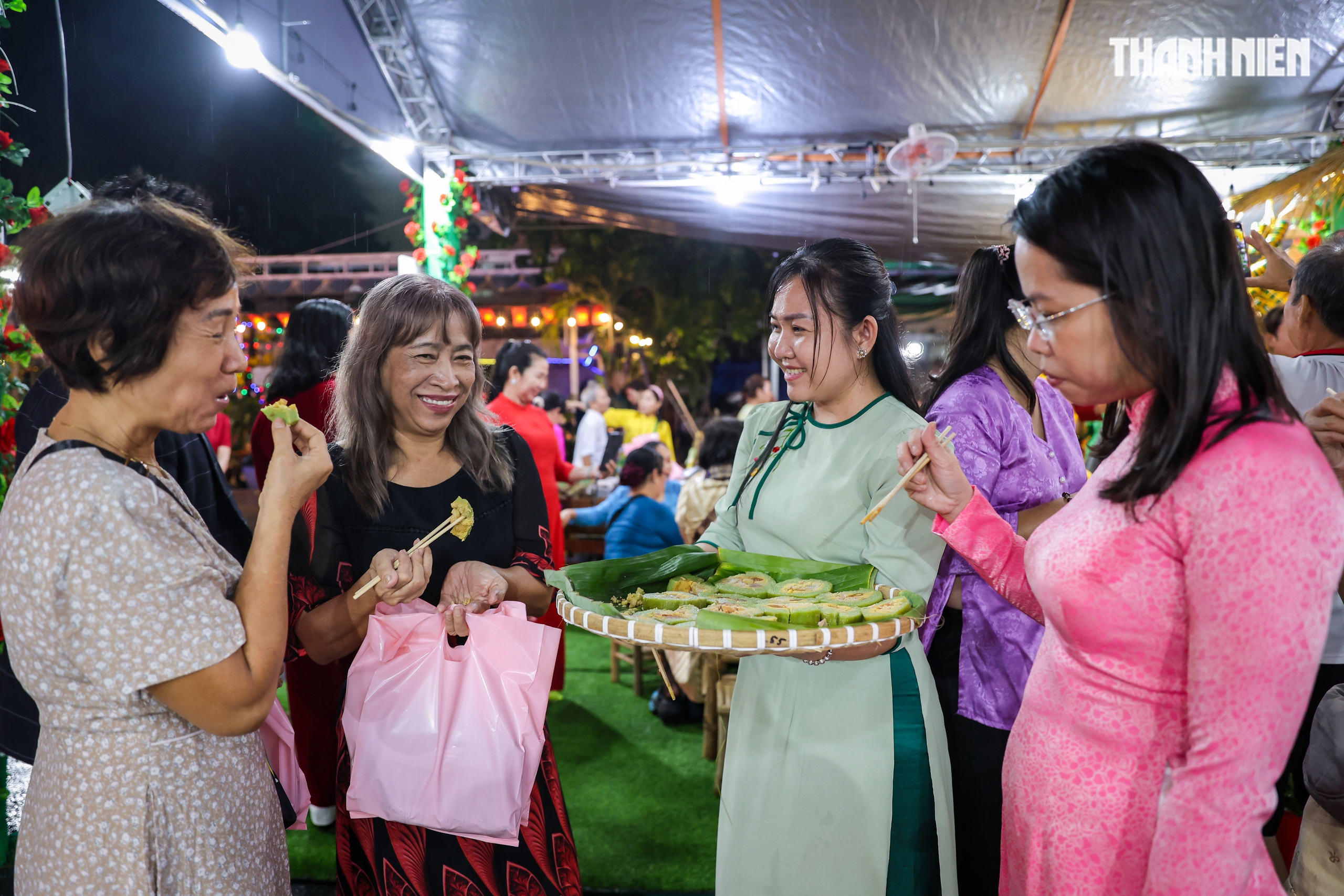 S&ocirc;i động mua sắm Tết tại &ldquo;Chợ hoa tết B&igrave;nh Đ&ocirc;ng&rdquo; với hơn 500 gian h&agrave;ng - Ảnh 6.