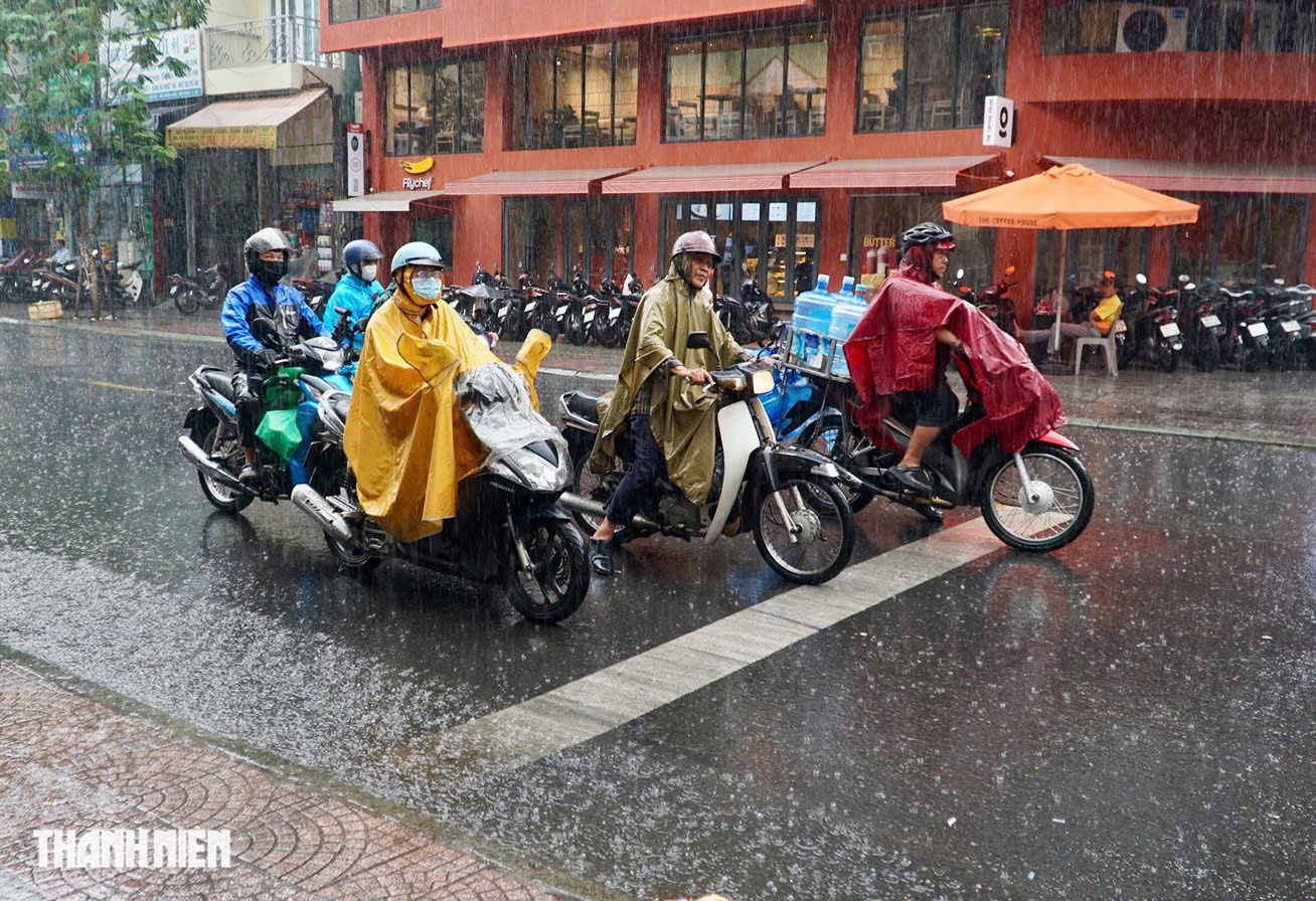Trưa nay tại TP.HCM mưa to bất ngờ giữa trời nắng - Ảnh 2.