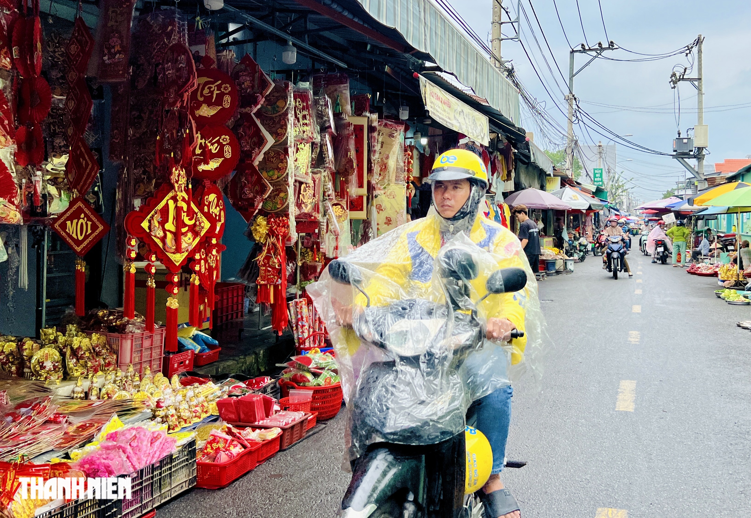 Cảnh lạ 24 th&aacute;ng Chạp , người d&acirc;n TP . HCM đội mưa đi chợ tết - Ảnh 6.