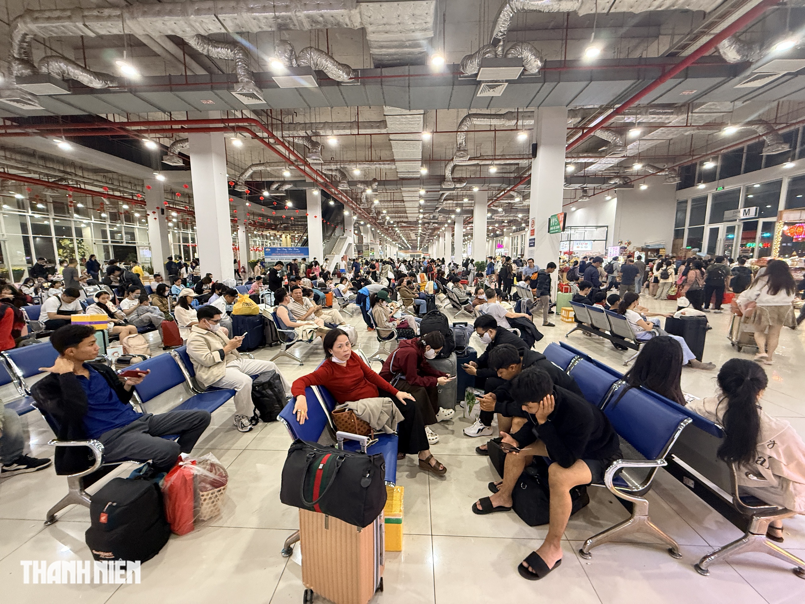 Lần đầu sau nhiều năm: Bến xe Miền Đ&ocirc;ng mới đ&ocirc;ng nghẹt kh&aacute;ch dịp cận tết- Ảnh 2.