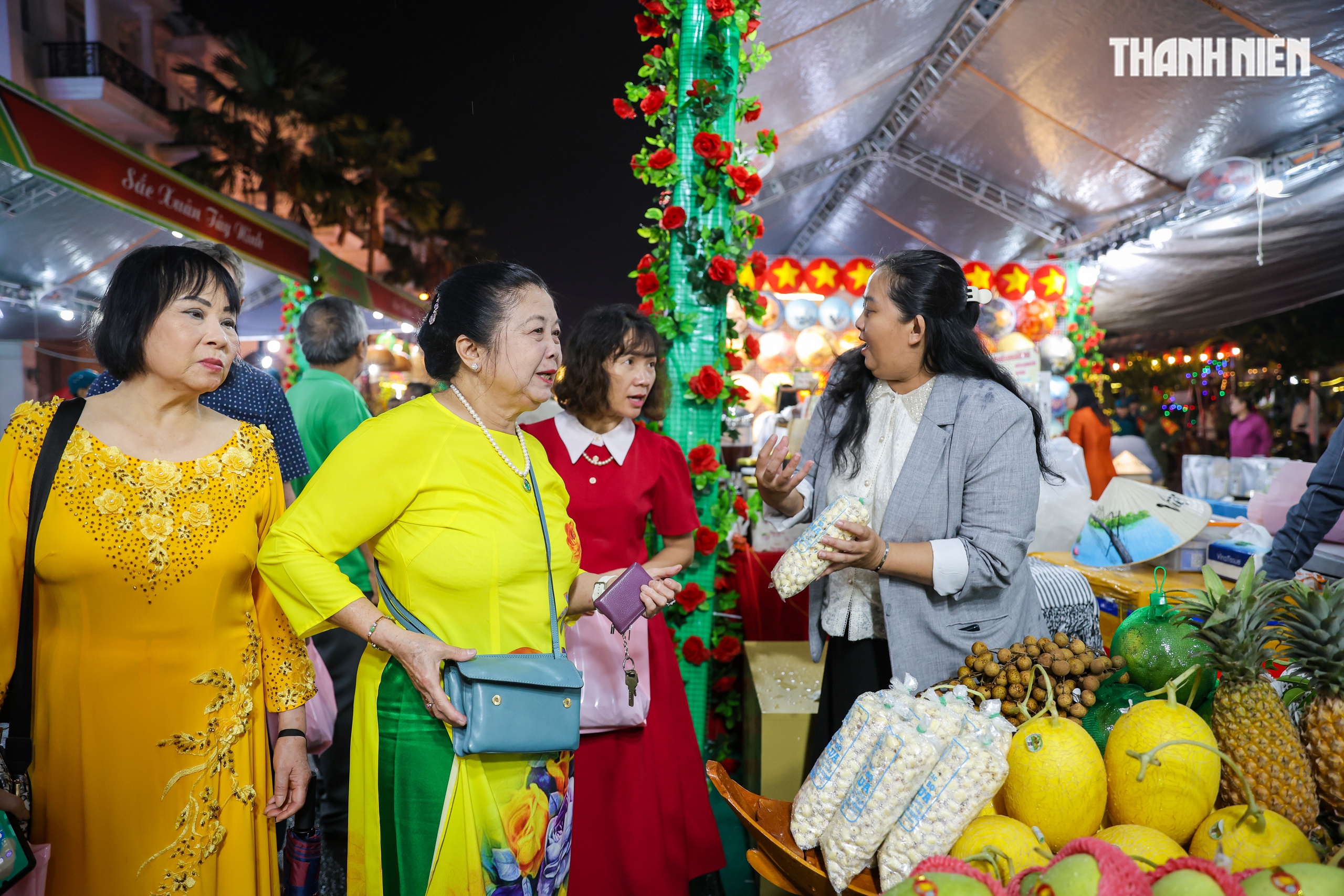 S&ocirc;i động mua sắm Tết tại &ldquo;Chợ hoa tết B&igrave;nh Đ&ocirc;ng&rdquo; với hơn 500 gian h&agrave;ng - Ảnh 12.