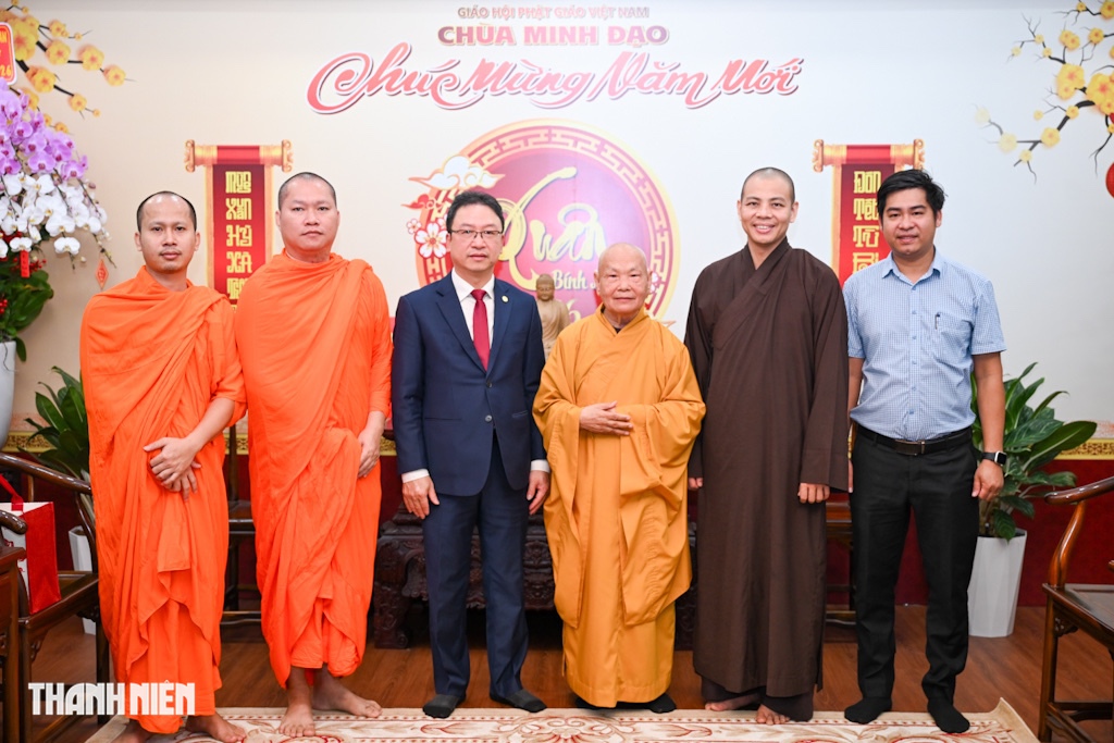 Chủ tịch UBND TP.HCM Nguyễn Văn Được thăm, ch&uacute;c tết Gi&aacute;o hội Phật gi&aacute;o Việt Nam - Ảnh 6.