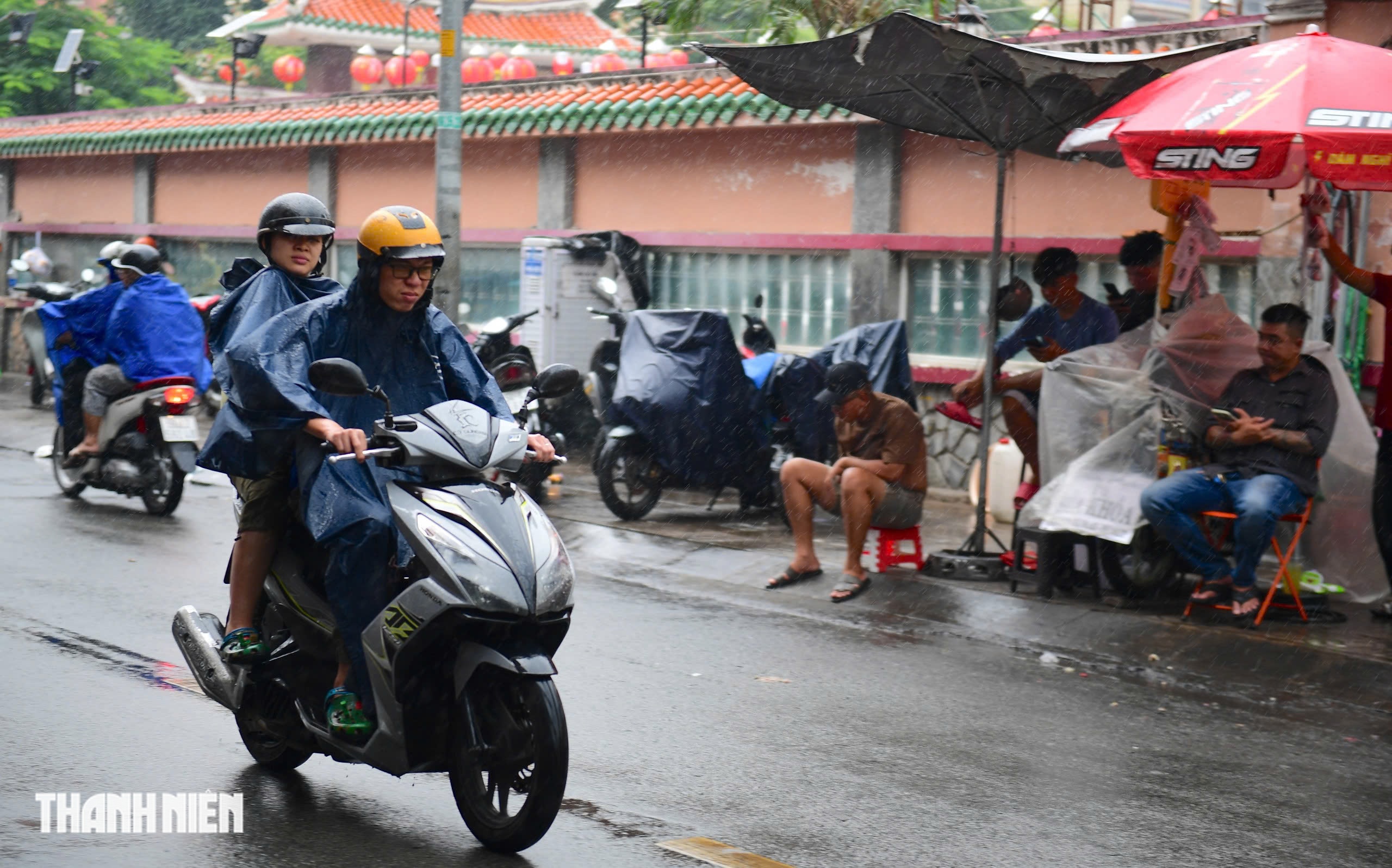 Trưa nay tại TP.HCM mưa to bất ngờ giữa trời nắng - Ảnh 6.