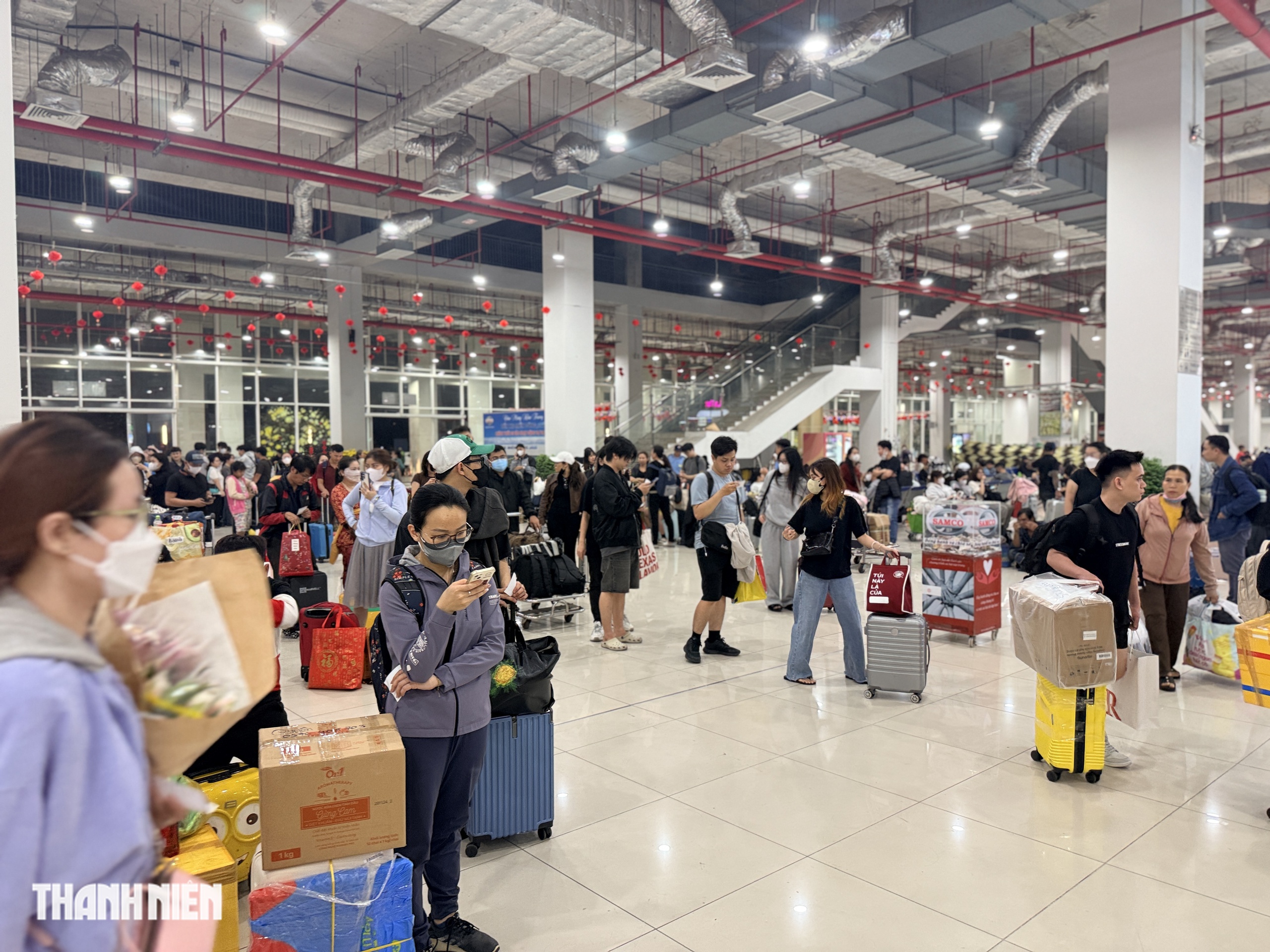 Lần đầu sau nhiều năm: Bến xe Miền Đ&ocirc;ng mới đ&ocirc;ng nghẹt kh&aacute;ch dịp cận tết- Ảnh 5.