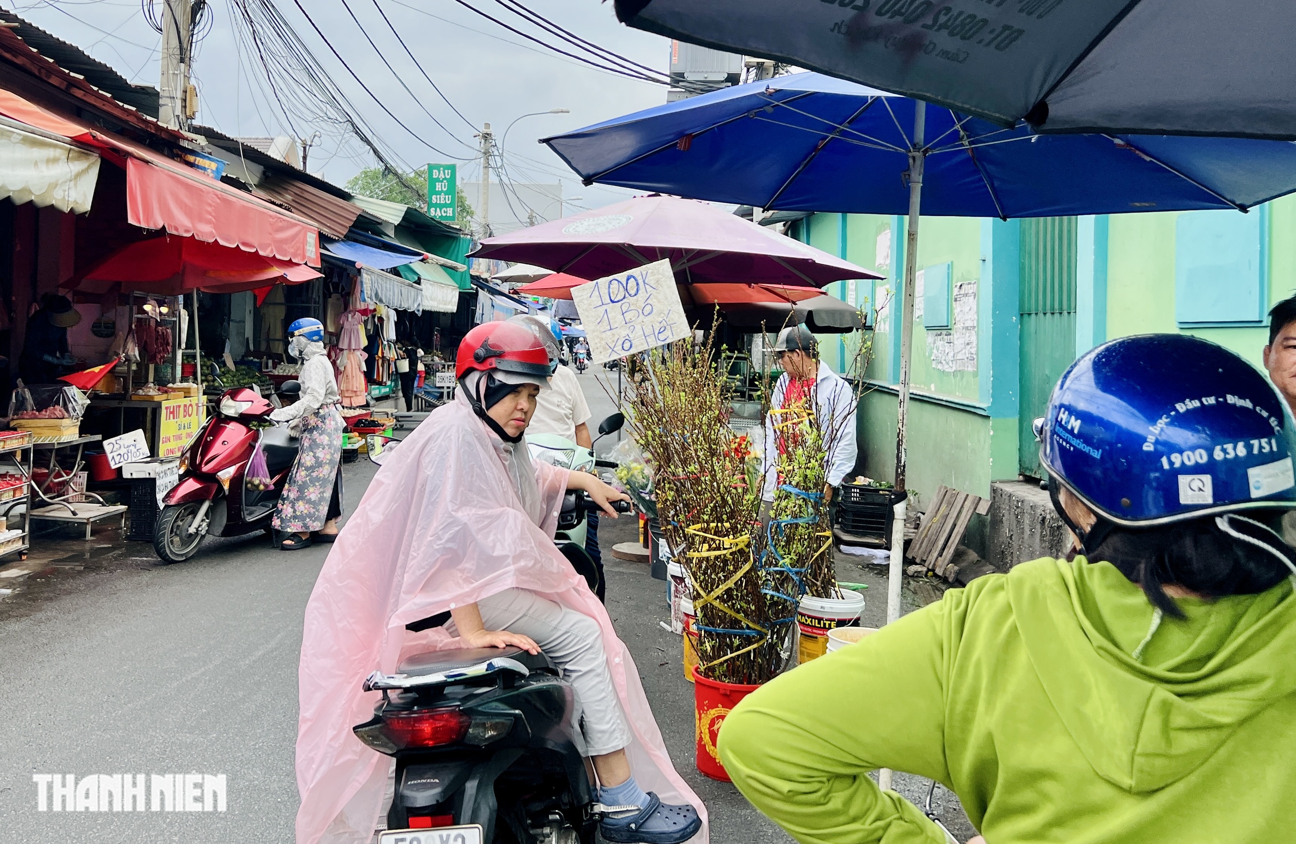 Cảnh lạ 24 th&aacute;ng Chạp , người d&acirc;n TP . HCM đội mưa đi chợ tết - Ảnh 4.