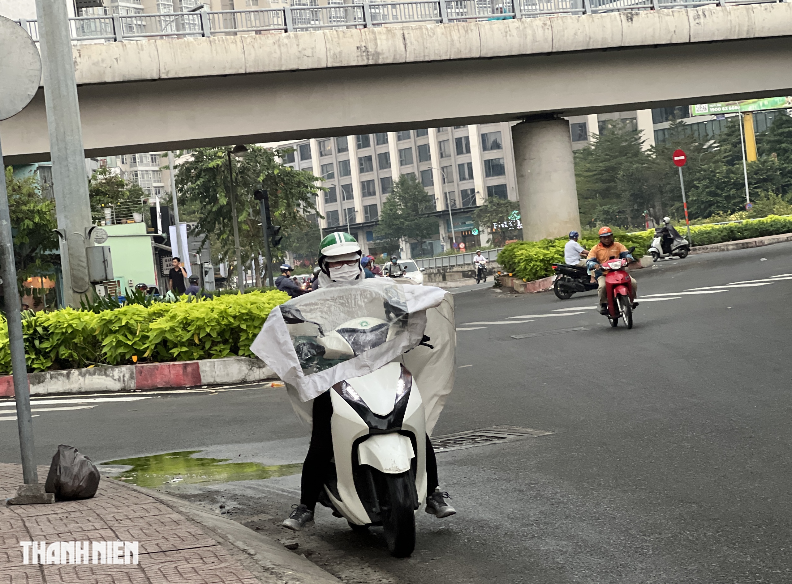 Trưa nay tại TP.HCM mưa to bất ngờ giữa trời nắng - Ảnh 4.