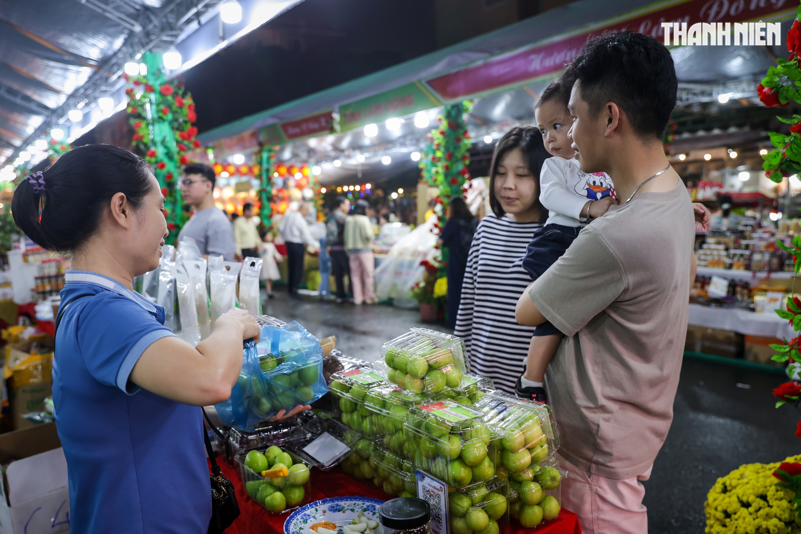 S&ocirc;i động mua sắm Tết tại &ldquo;Chợ hoa tết B&igrave;nh Đ&ocirc;ng&rdquo; với hơn 500 gian h&agrave;ng - Ảnh 11.