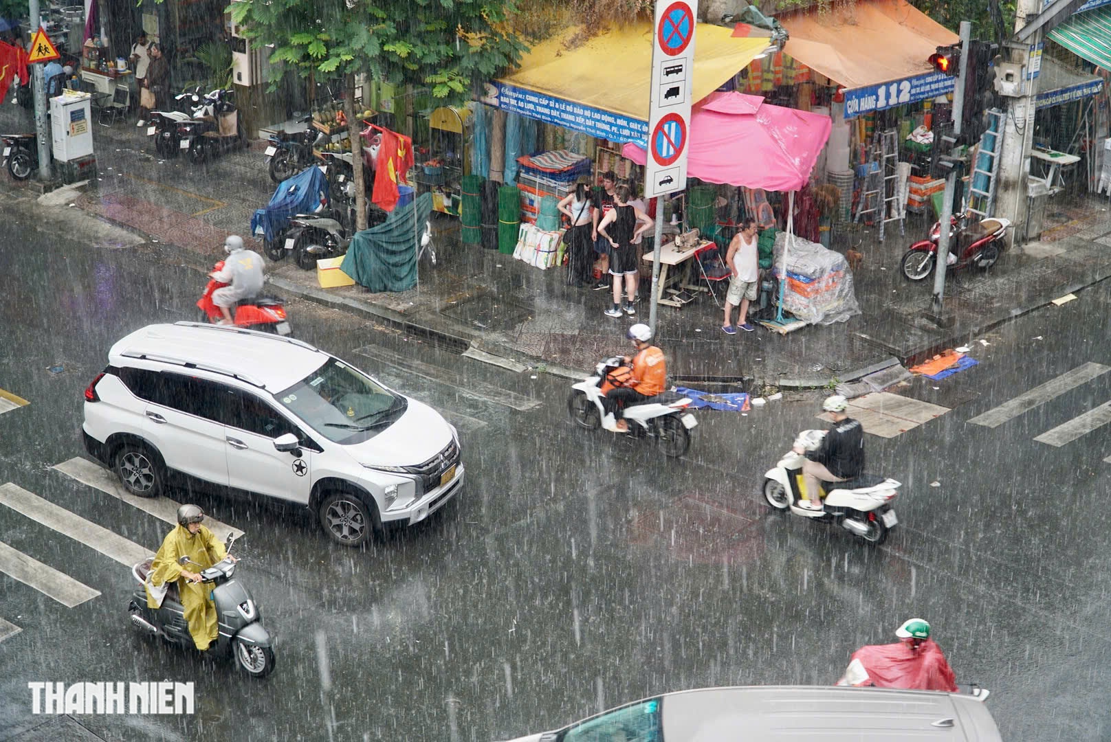 Trưa nay tại TP.HCM mưa to bất ngờ giữa trời nắng - Ảnh 1.