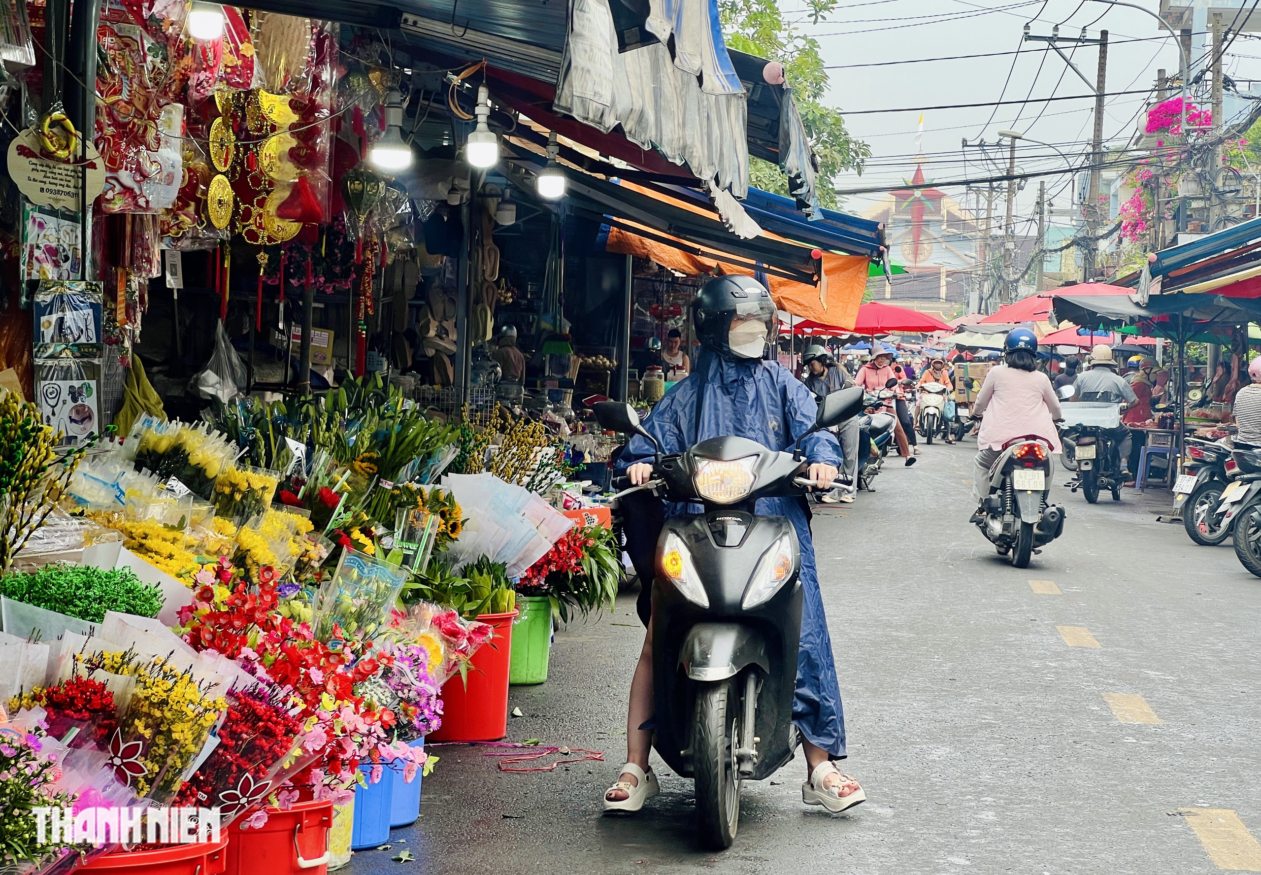 Cảnh lạ 24 th&aacute;ng Chạp , người d&acirc;n TP . HCM đội mưa đi chợ tết - Ảnh 3.