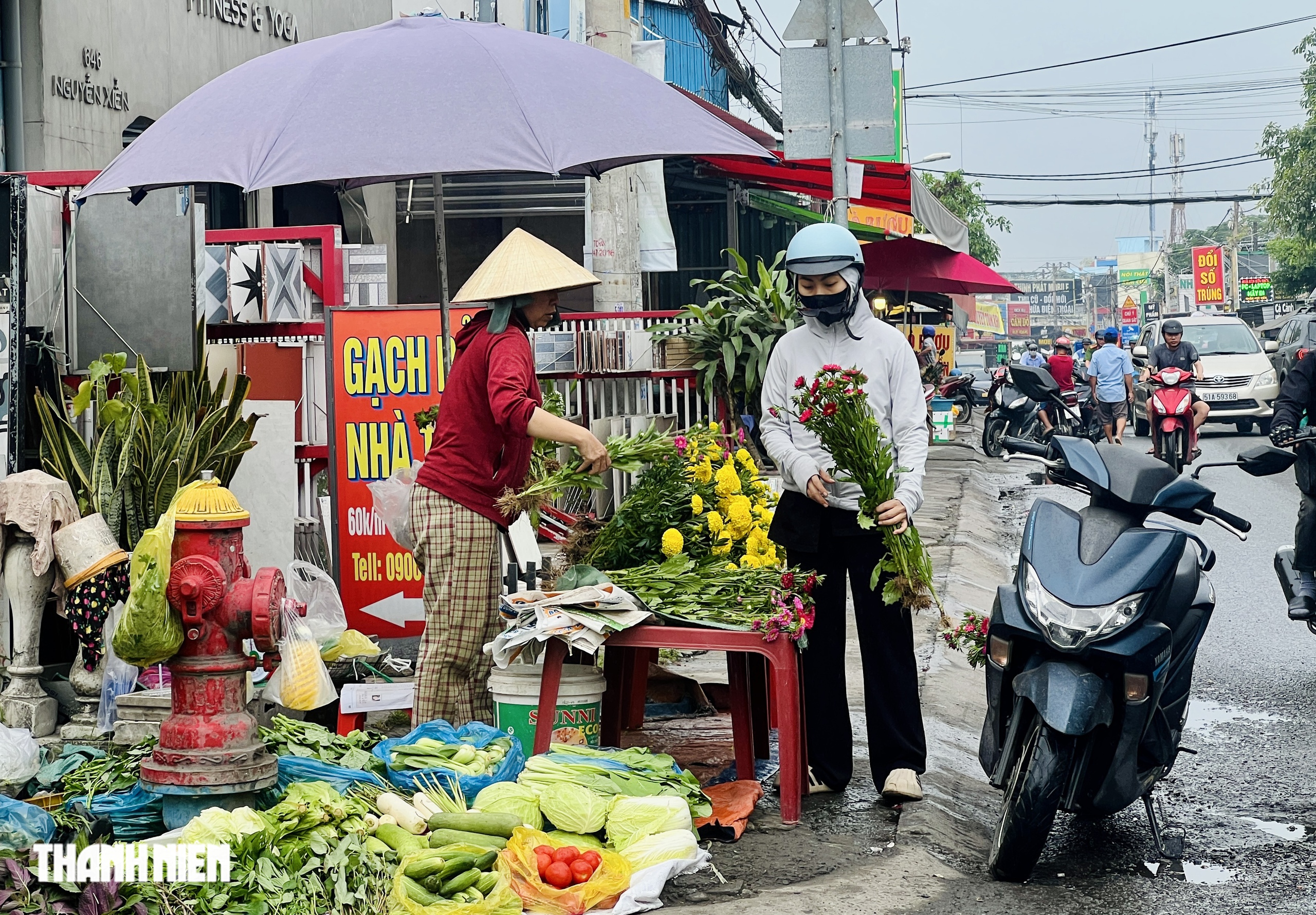 Cảnh lạ 24 th&aacute;ng Chạp , người d&acirc;n TP . HCM đội mưa đi chợ tết - Ảnh 8.