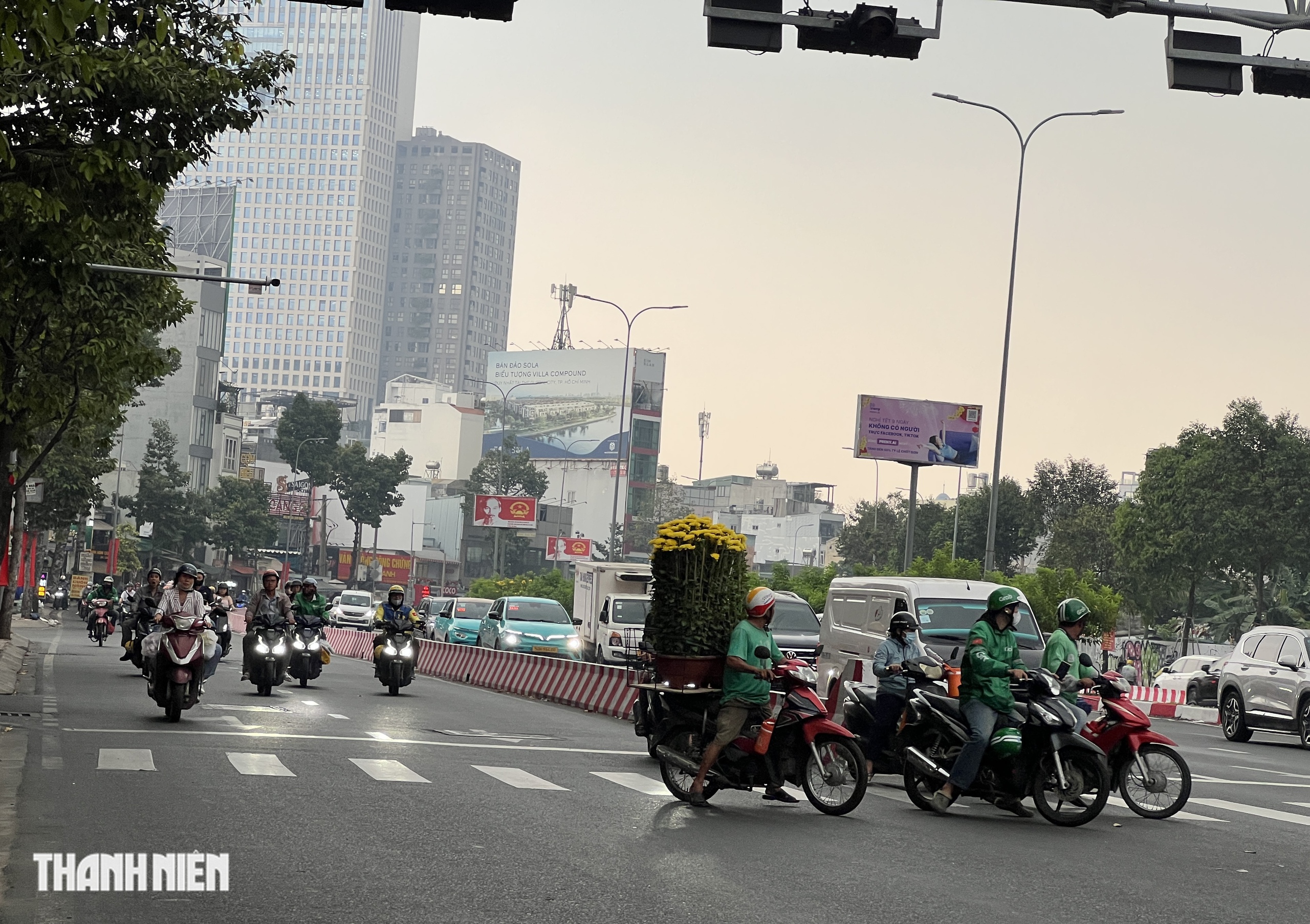 Trưa nay tại TP.HCM mưa to bất ngờ giữa trời nắng - Ảnh 8.