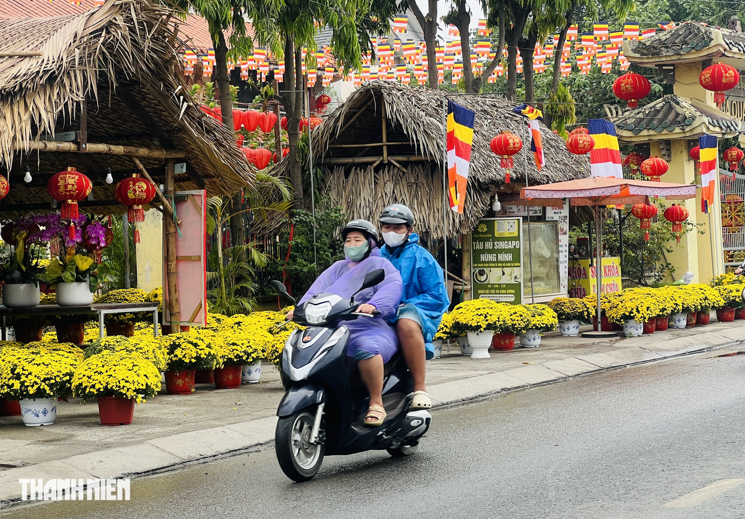 Cảnh lạ 24 th&aacute;ng Chạp , người d&acirc;n TP . HCM đội mưa đi chợ tết - Ảnh 1.