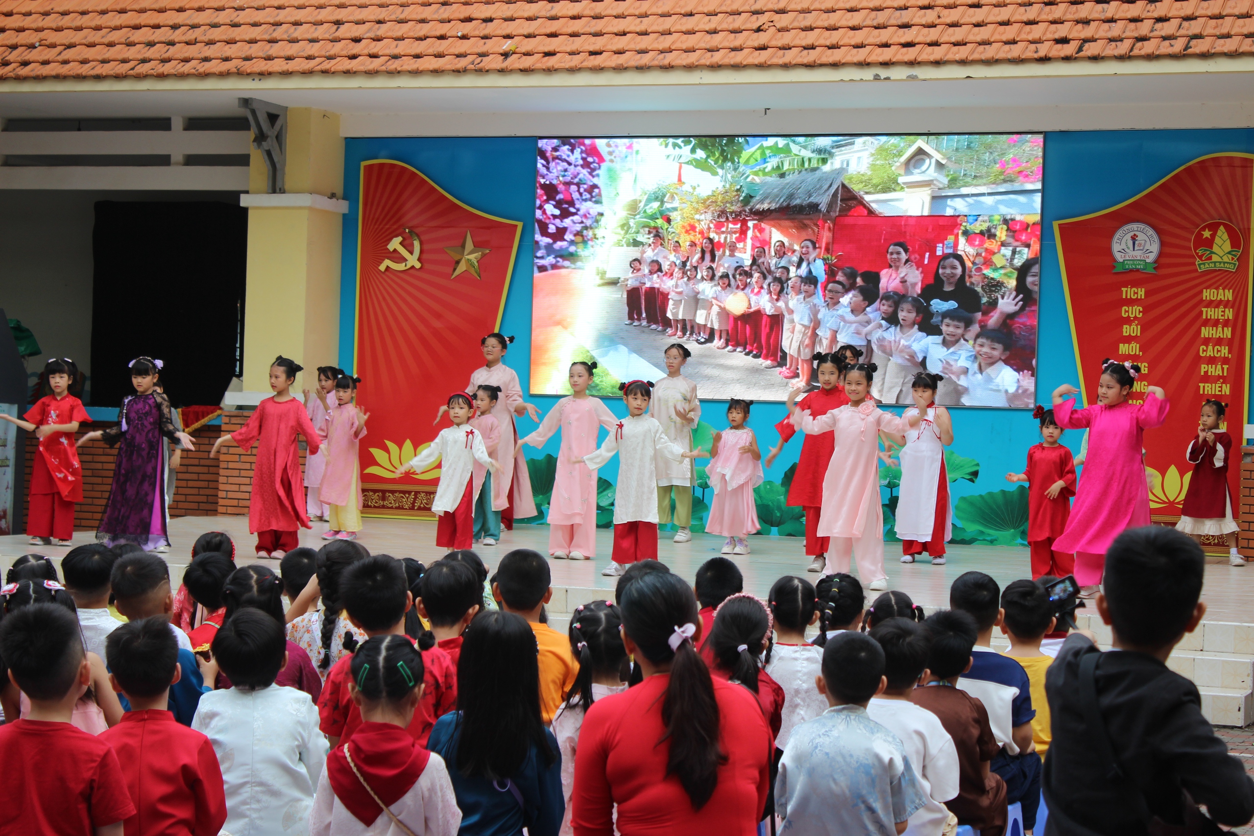 Ngày cuối năm đến trường, học sinh 'làm' cảnh sát giao thông, giáo viên - Ảnh 12.