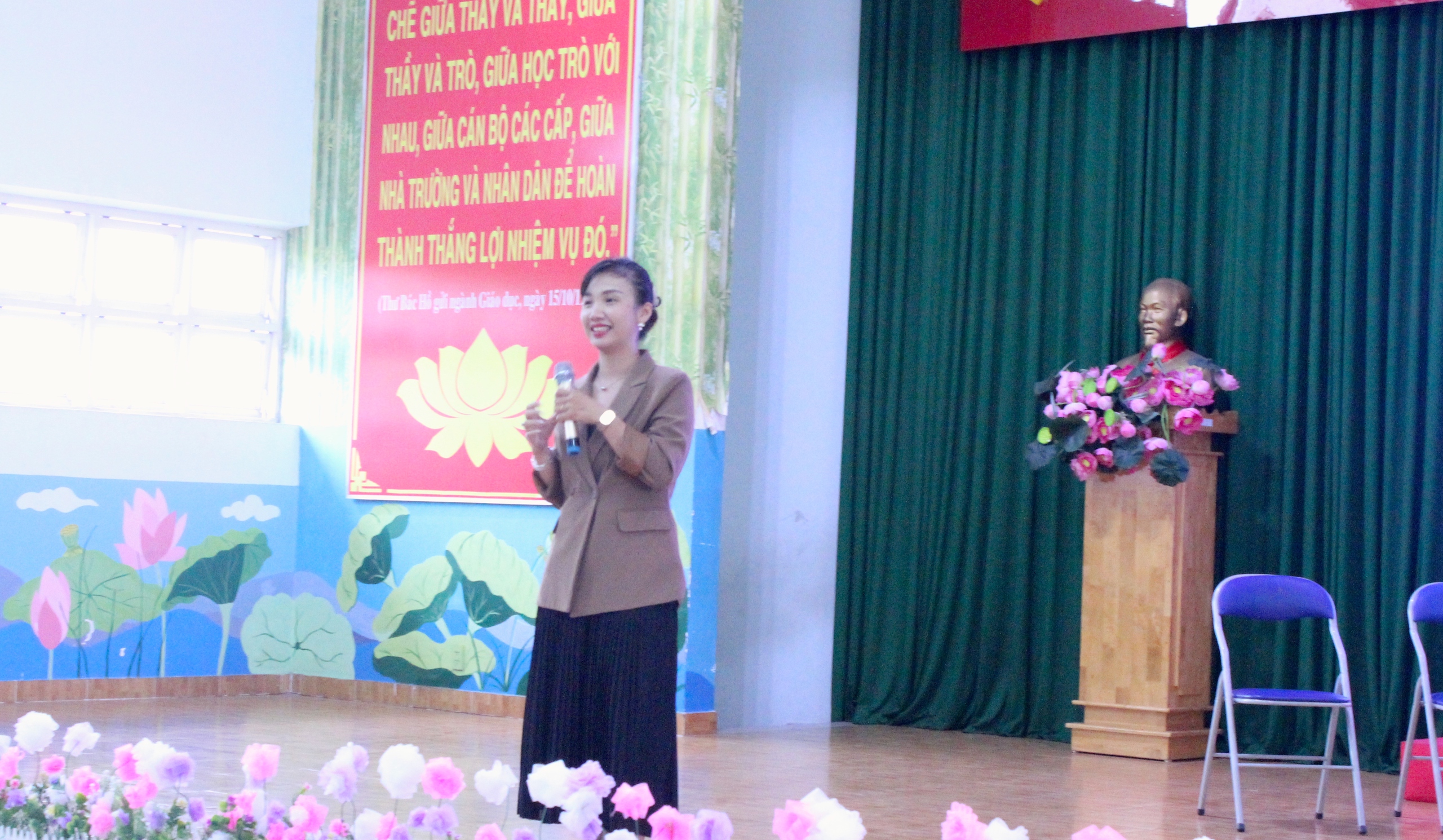 Ngày cuối năm đến trường, học sinh 'làm' cảnh sát giao thông, giáo viên - Ảnh 5.