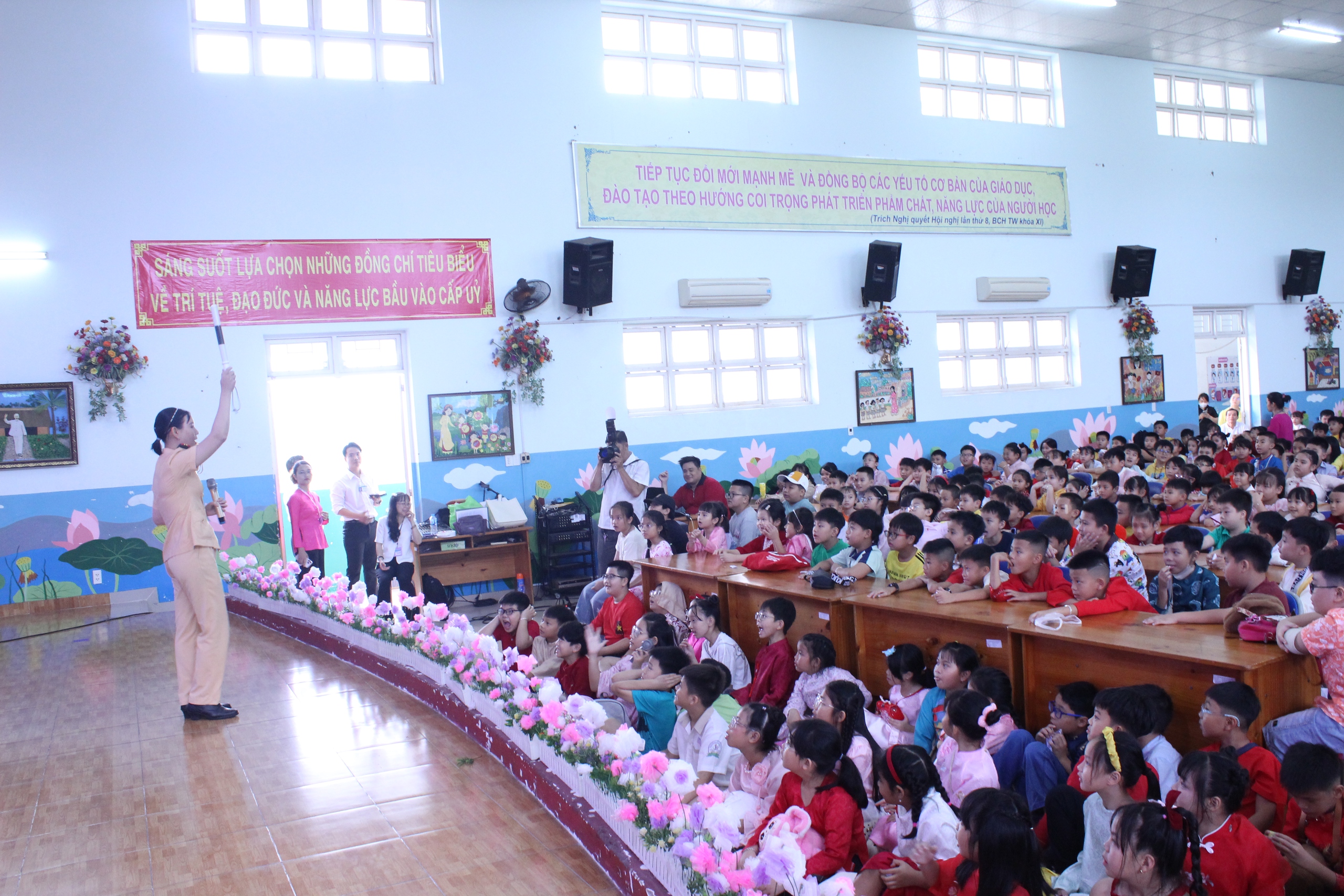 Ngày cuối năm đến trường, học sinh 'làm' cảnh sát giao thông, giáo viên - Ảnh 3.