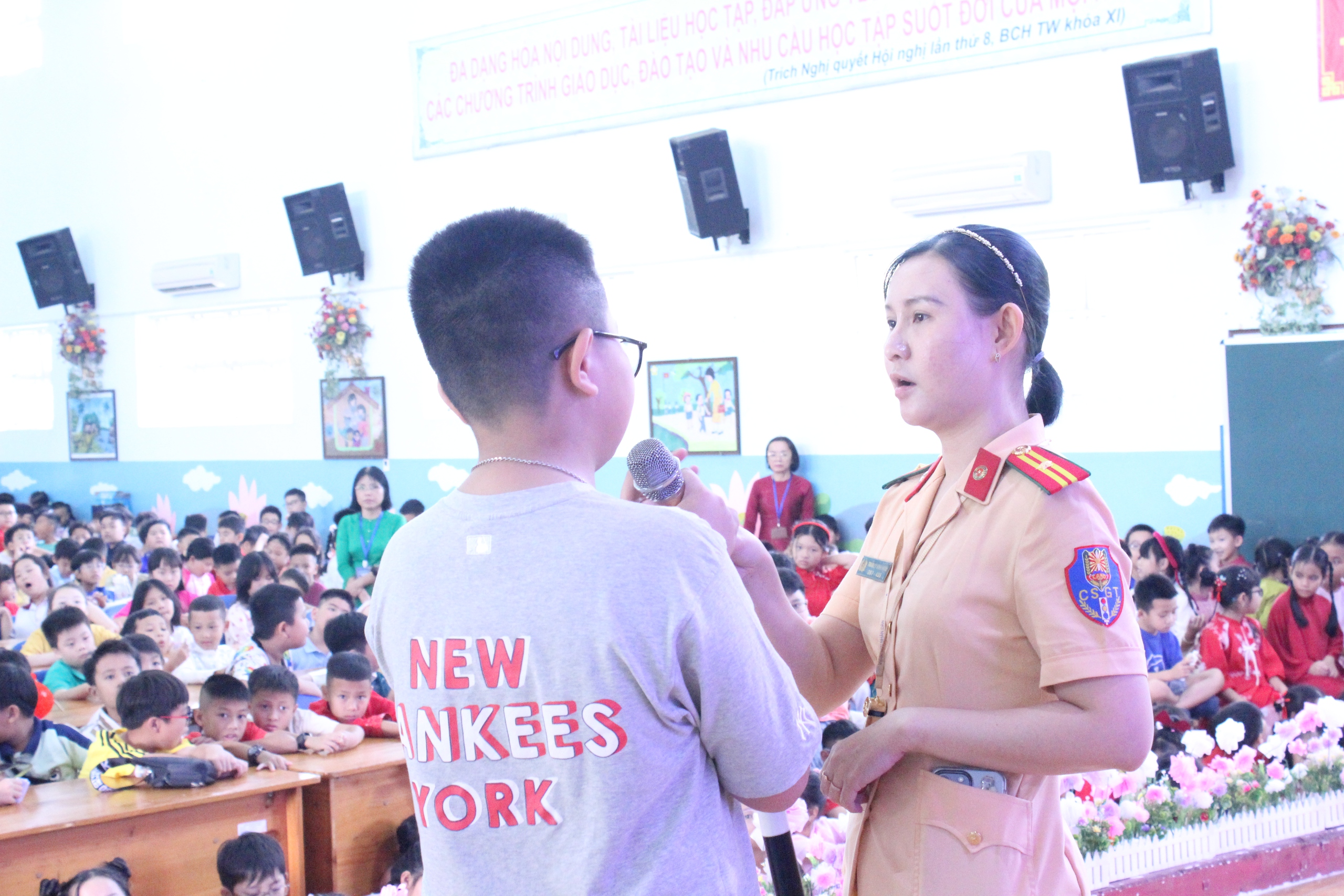 Ngày cuối năm đến trường, học sinh 'làm' cảnh sát giao thông, giáo viên - Ảnh 1.