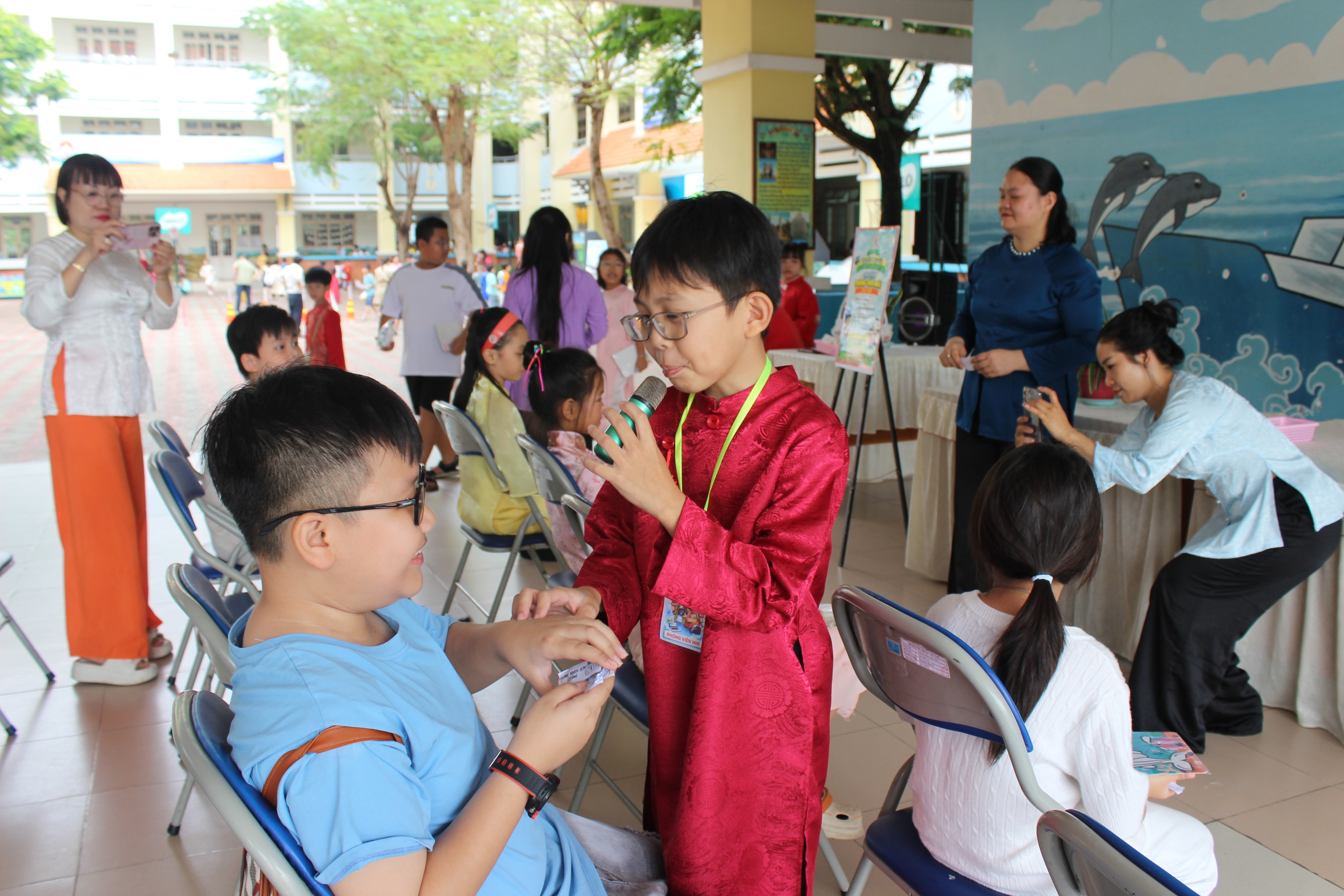 Ngày cuối năm đến trường, học sinh 'làm' cảnh sát giao thông, giáo viên - Ảnh 9.