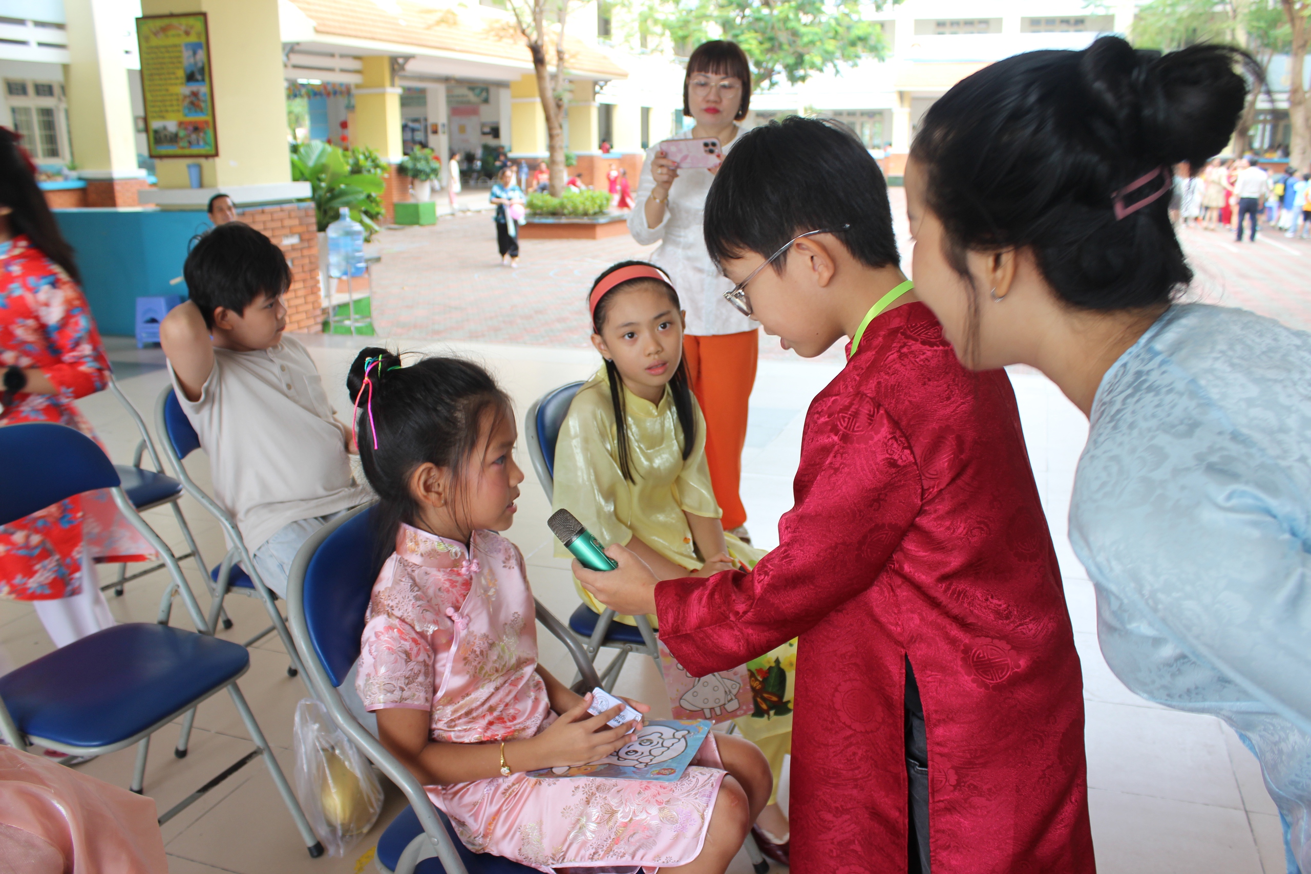 Ngày cuối năm đến trường, học sinh 'làm' cảnh sát giao thông, giáo viên - Ảnh 10.