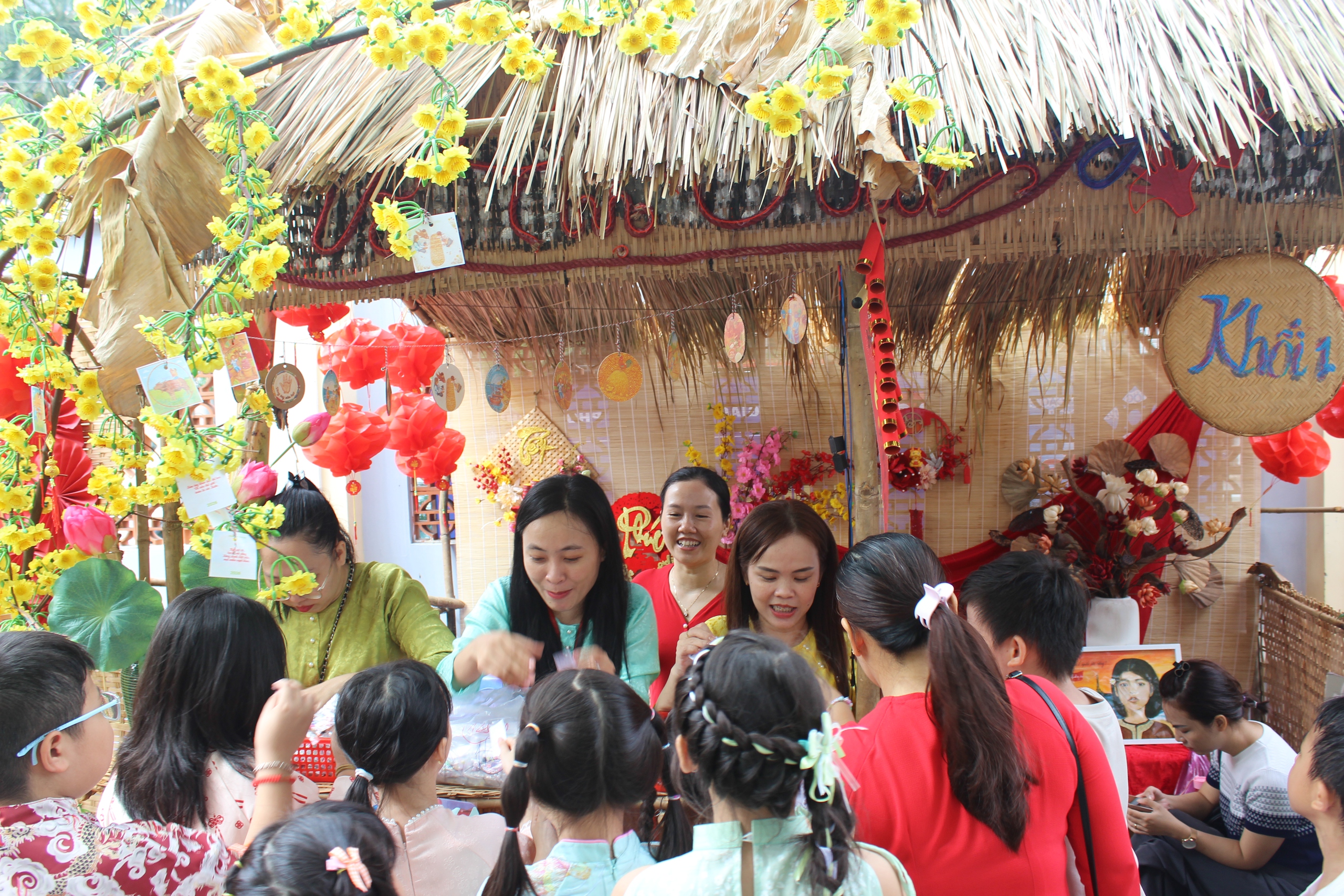 Ngày cuối năm đến trường, học sinh 'làm' cảnh sát giao thông, giáo viên - Ảnh 14.