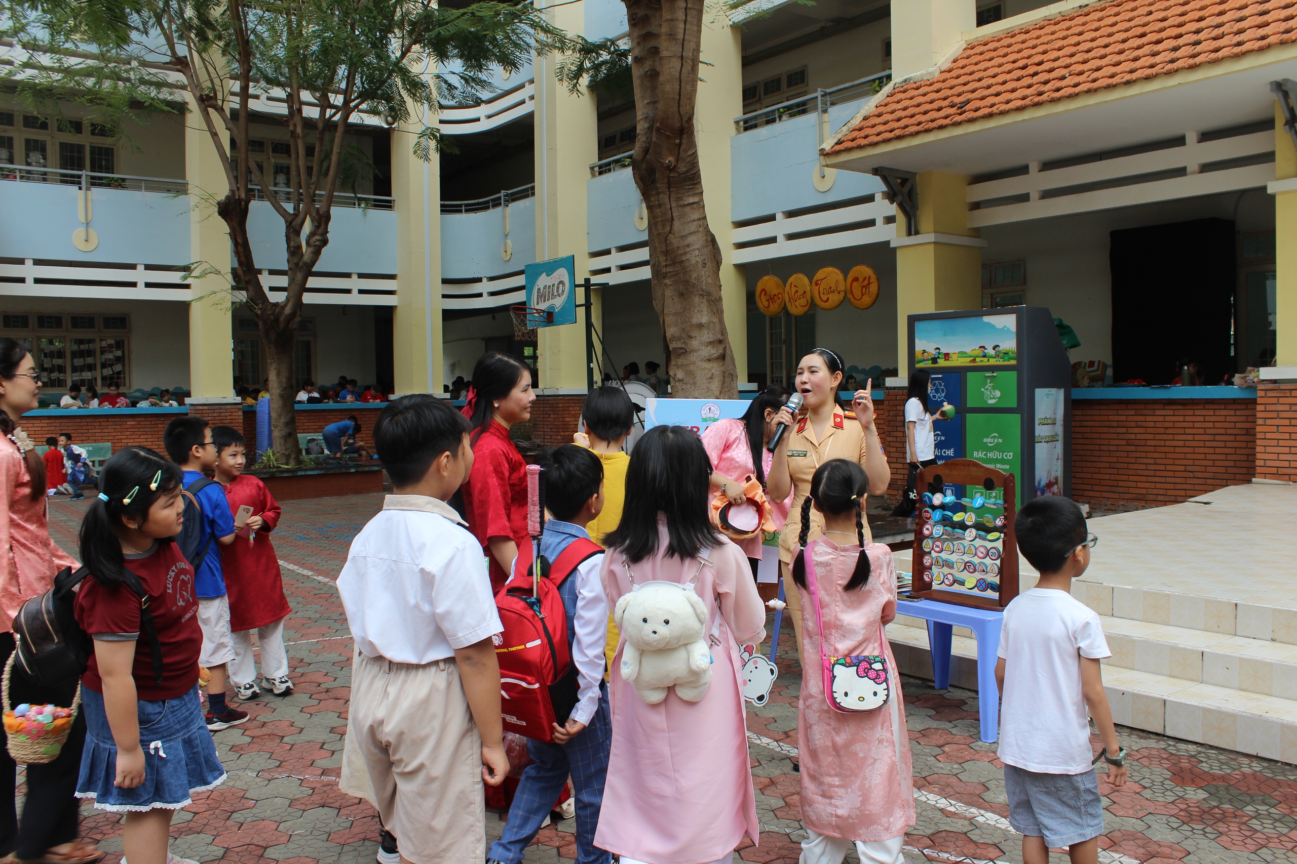 Ngày cuối năm đến trường, học sinh 'làm' cảnh sát giao thông, giáo viên - Ảnh 6.