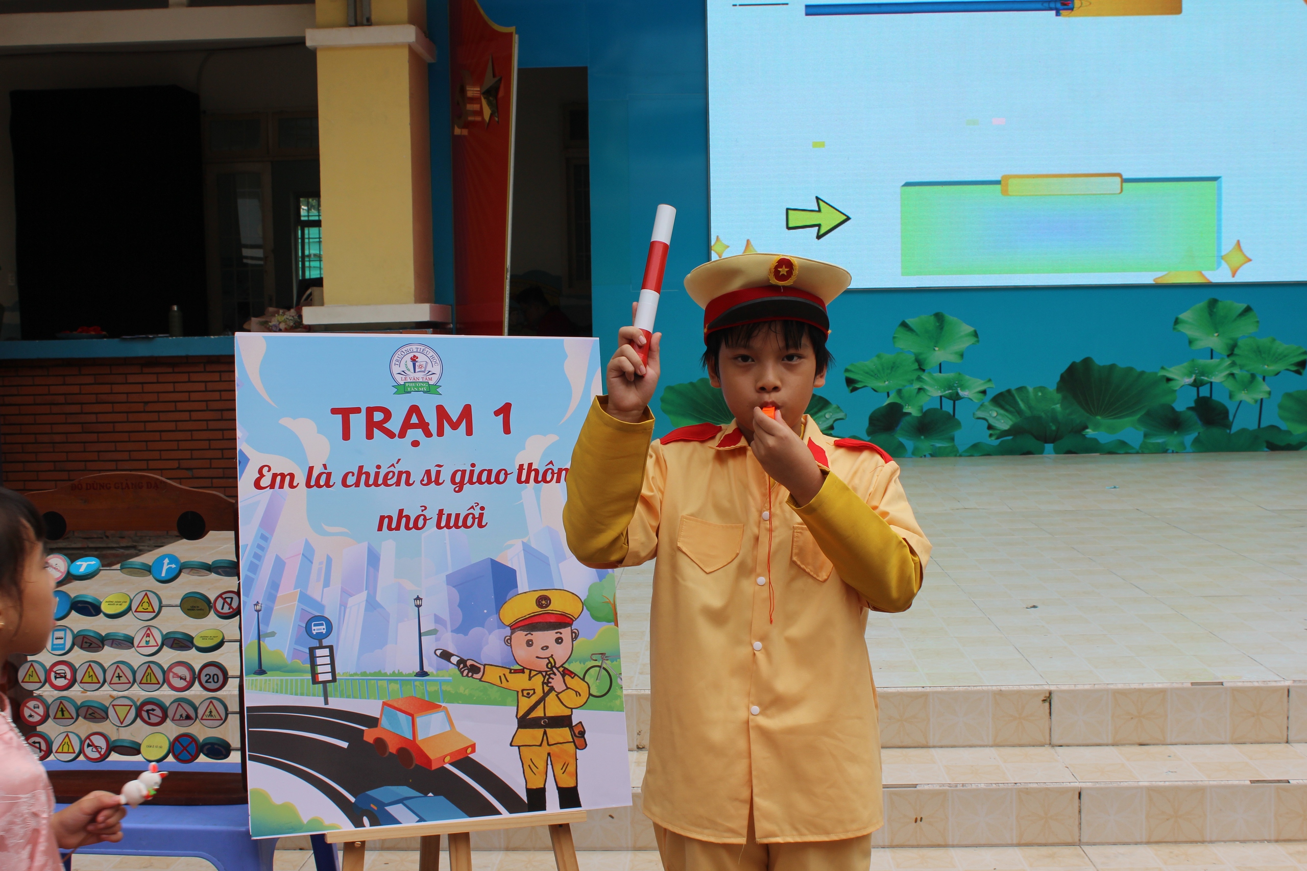 Ngày cuối năm đến trường, học sinh 'làm' cảnh sát giao thông, giáo viên - Ảnh 7.