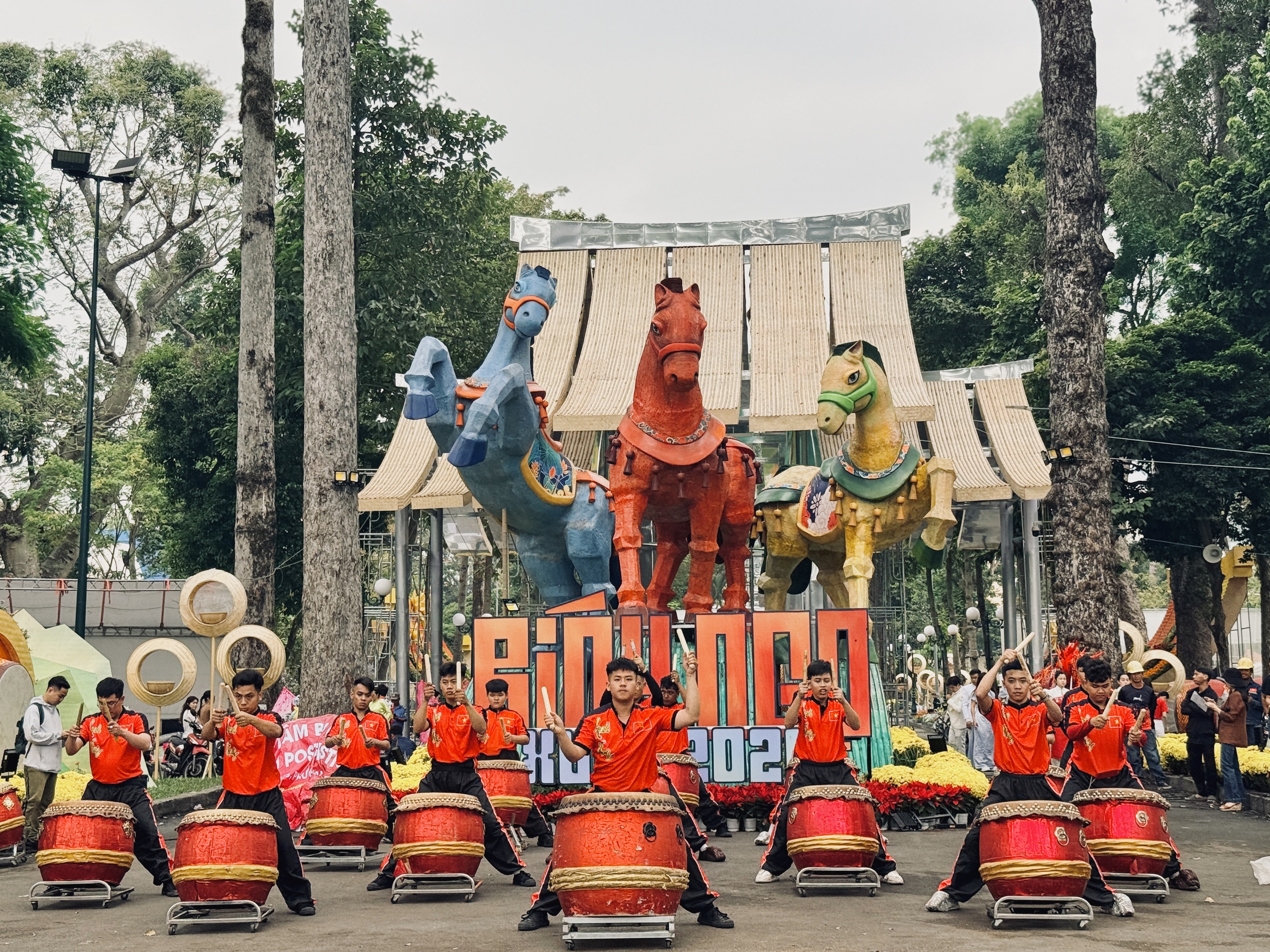 Lần đầu hội hoa xu&acirc;n TP.HCM c&oacute; diễu h&agrave;nh, tr&igrave;nh diễn ngựa quốc tế ở Tao Đ&agrave;n - Ảnh 4.