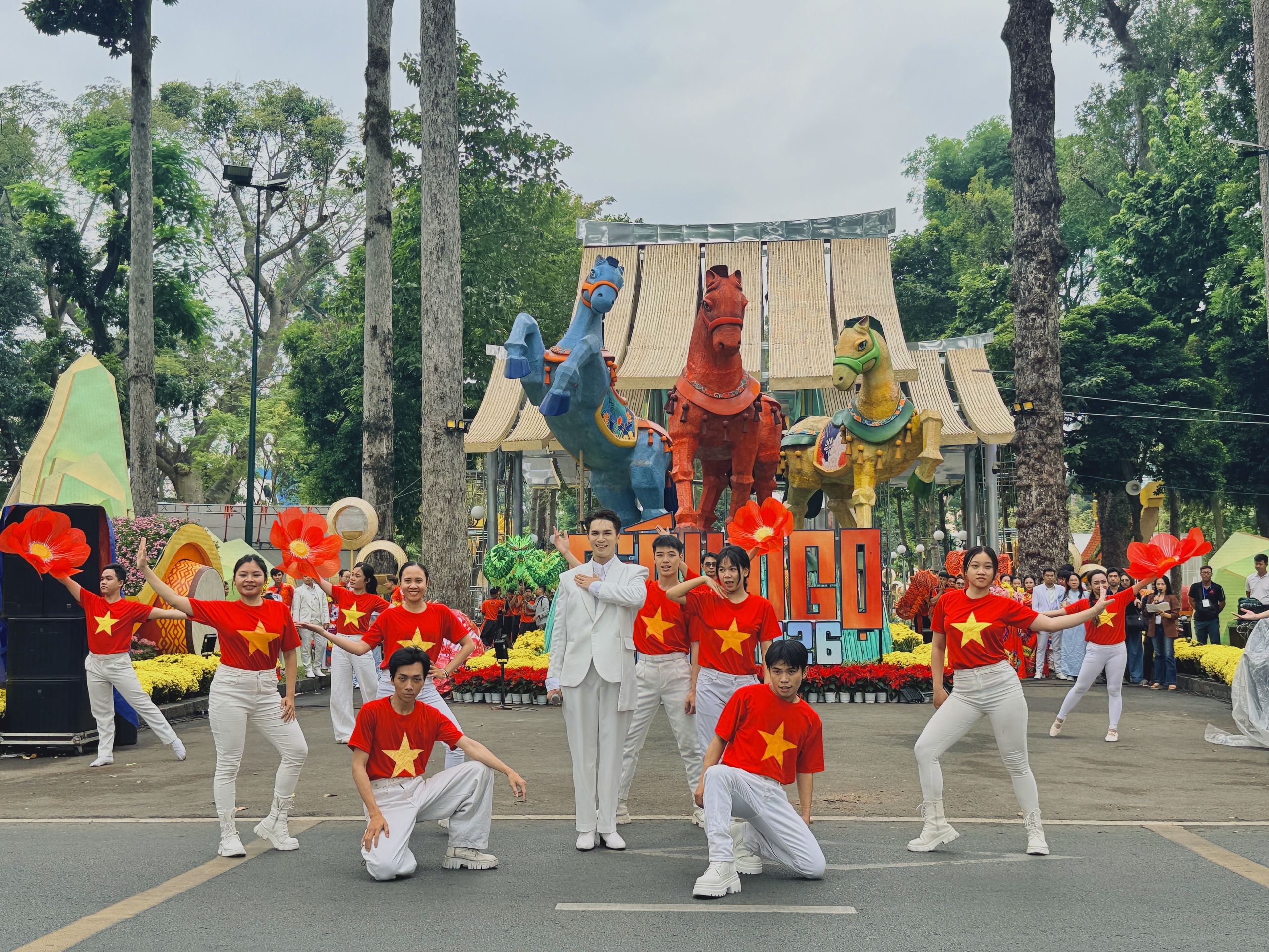 Lần đầu hội hoa xu&acirc;n TP.HCM c&oacute; diễu h&agrave;nh, tr&igrave;nh diễn ngựa quốc tế ở Tao Đ&agrave;n - Ảnh 5.