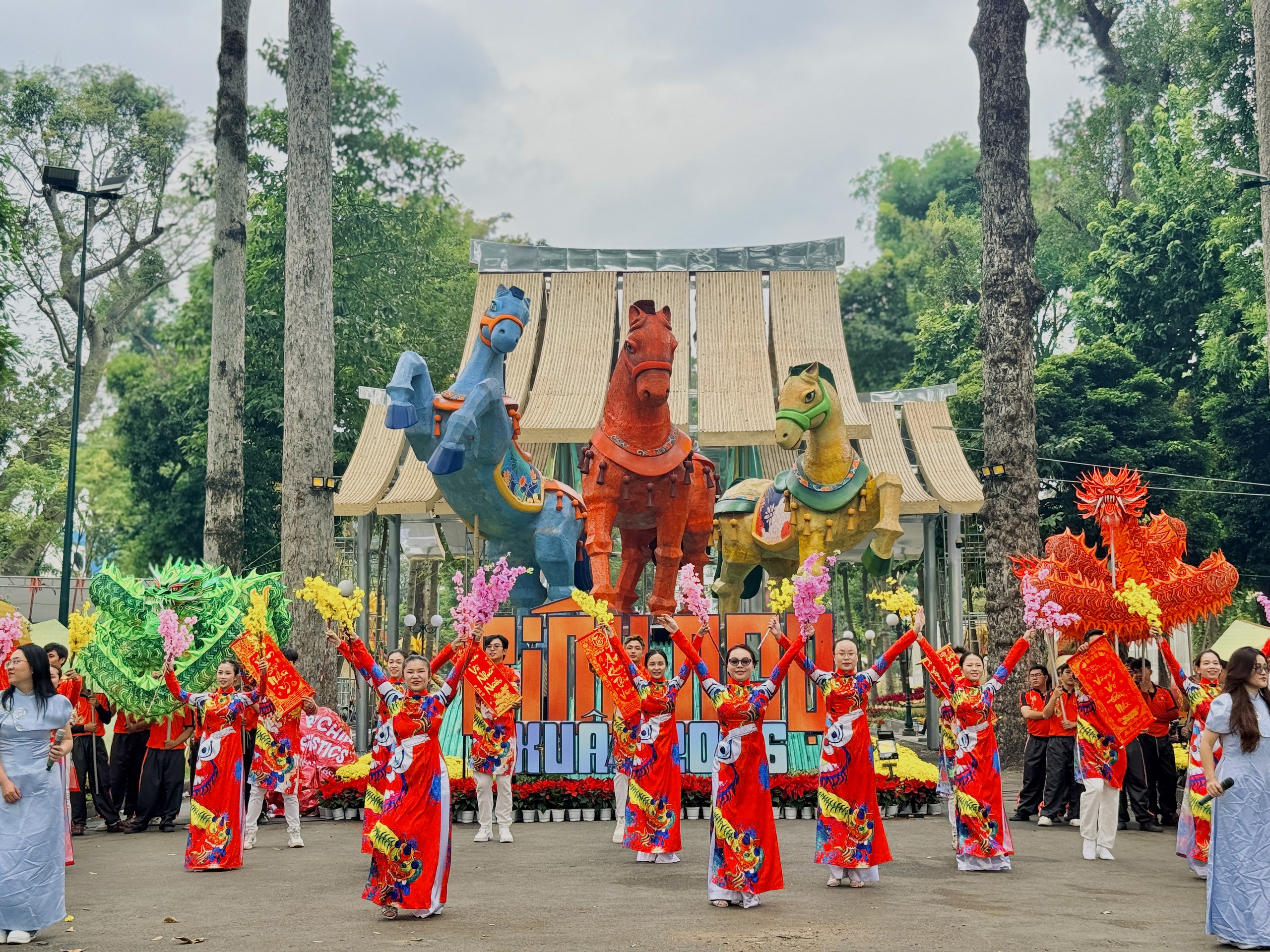 Lần đầu hội hoa xu&acirc;n TP.HCM c&oacute; diễu h&agrave;nh, tr&igrave;nh diễn ngựa quốc tế ở Tao Đ&agrave;n - Ảnh 1.