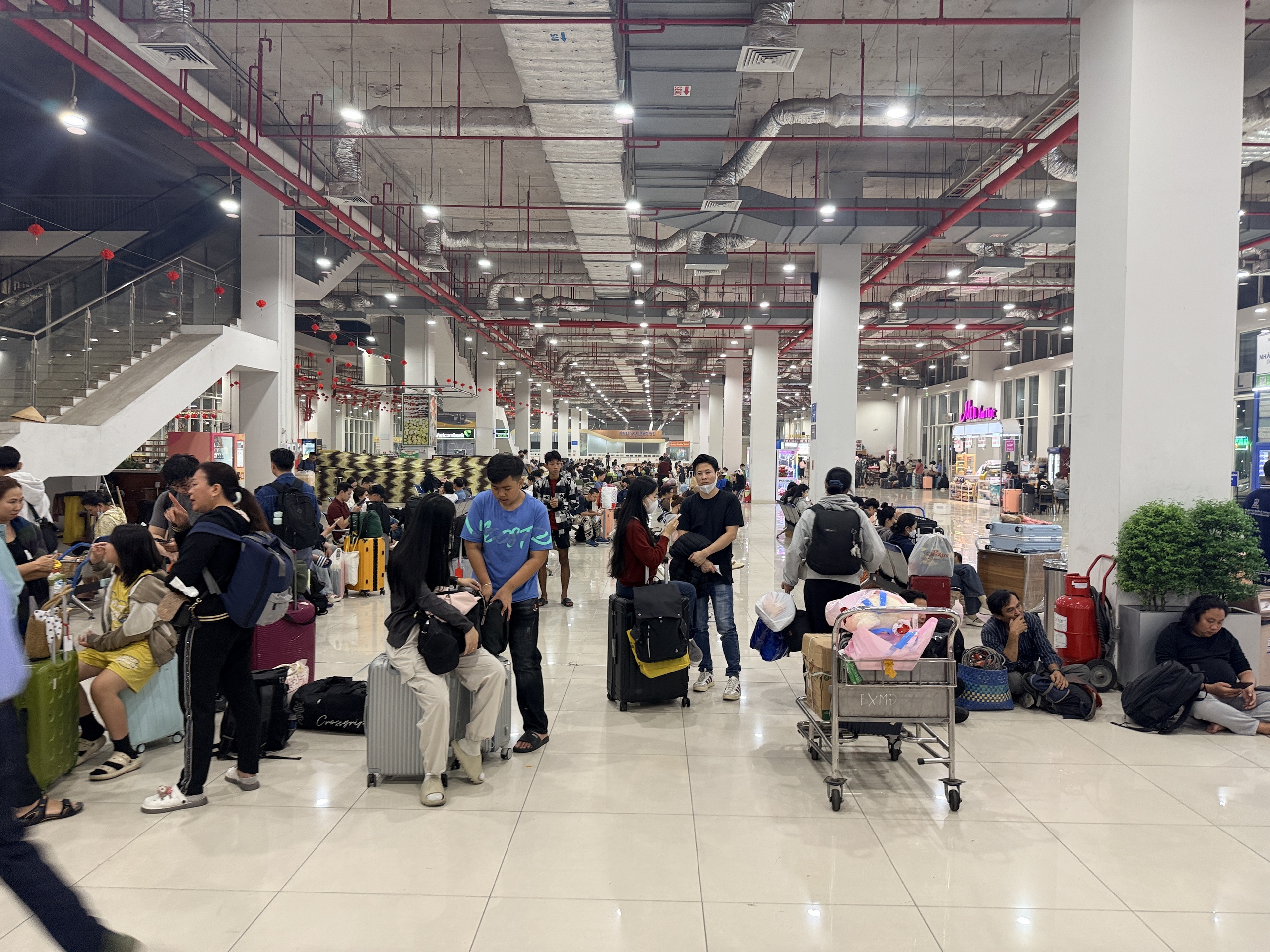 Lần đầu sau nhiều năm: Bến xe Miền Đ&ocirc;ng mới đ&ocirc;ng nghẹt kh&aacute;ch dịp cận tết- Ảnh 6.