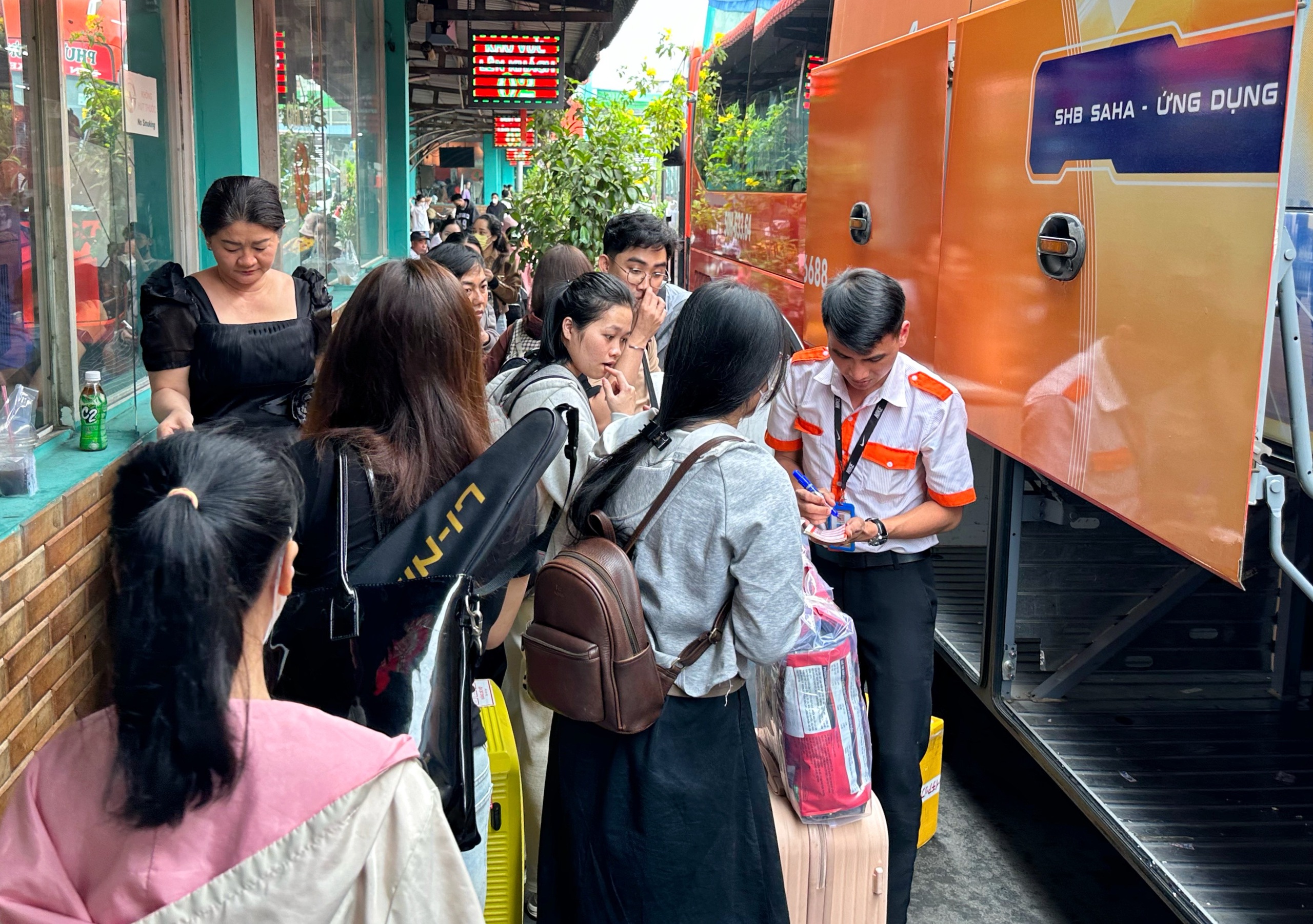 S&aacute;ng nay mới 24 th&aacute;ng chạp, đ&ocirc;ng nghẹt người đổ về miền T&acirc;y ăn tết sớm - Ảnh 5.