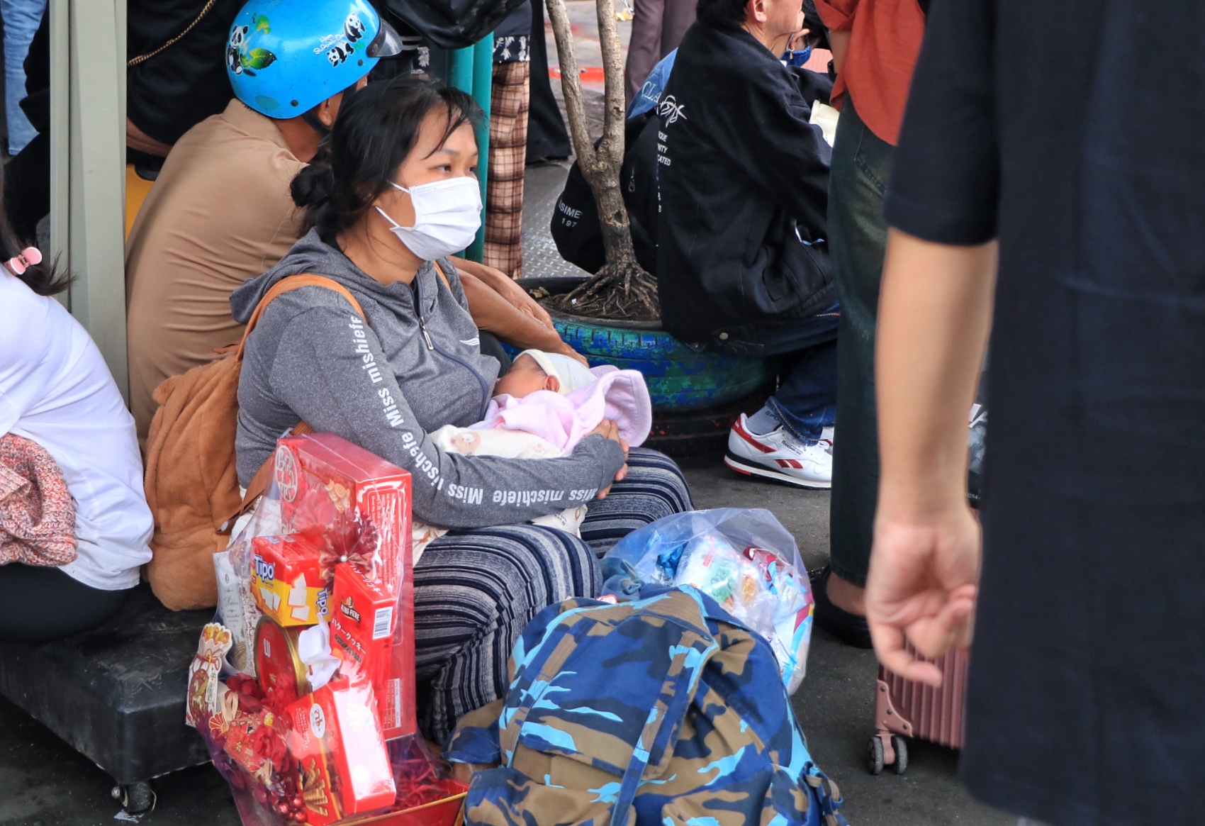 S&aacute;ng nay mới 24 th&aacute;ng chạp, đ&ocirc;ng nghẹt người đổ về miền T&acirc;y ăn tết sớm - Ảnh 8.