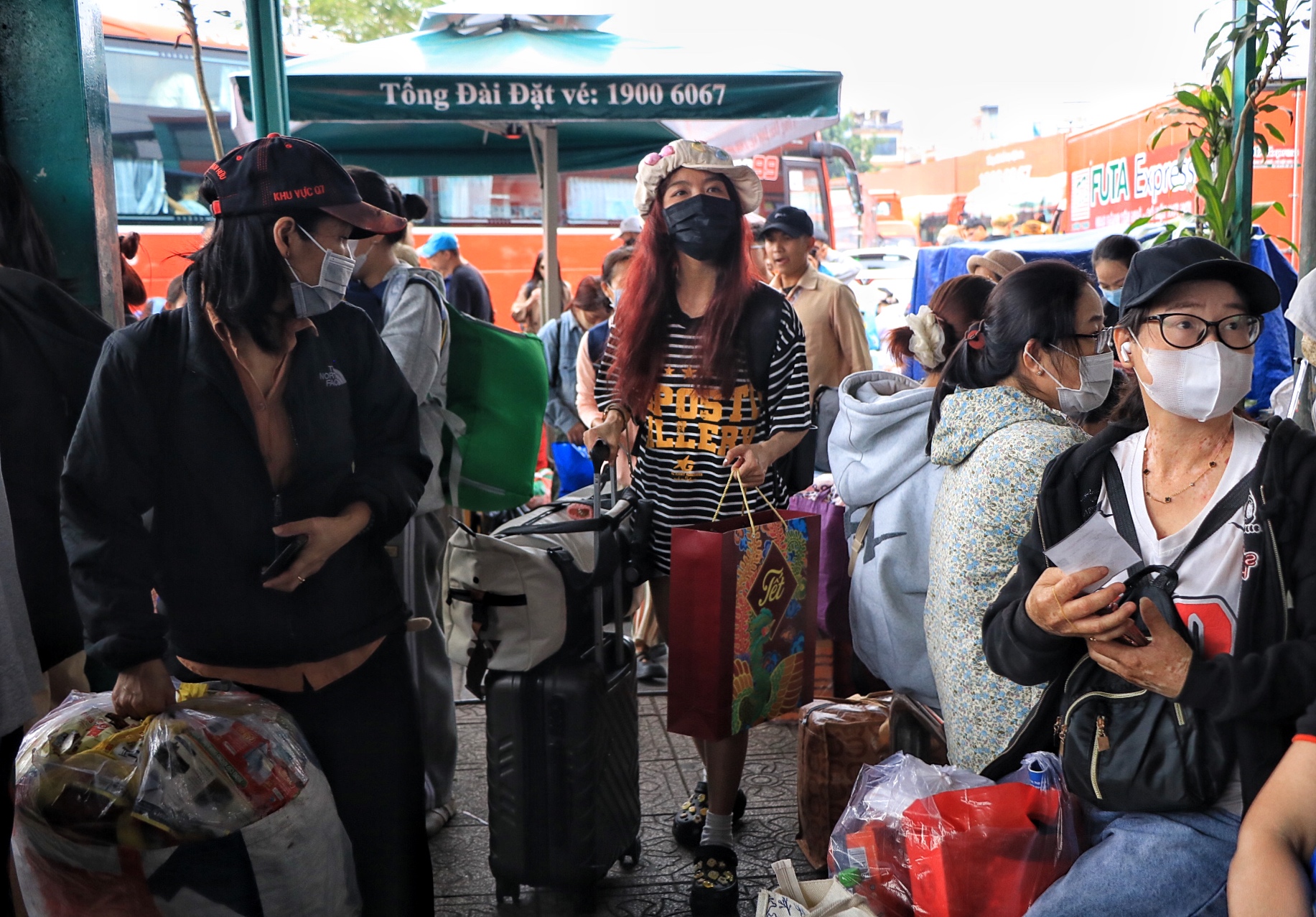 S&aacute;ng nay mới 24 th&aacute;ng chạp, đ&ocirc;ng nghẹt người đổ về miền T&acirc;y ăn tết sớm - Ảnh 6.