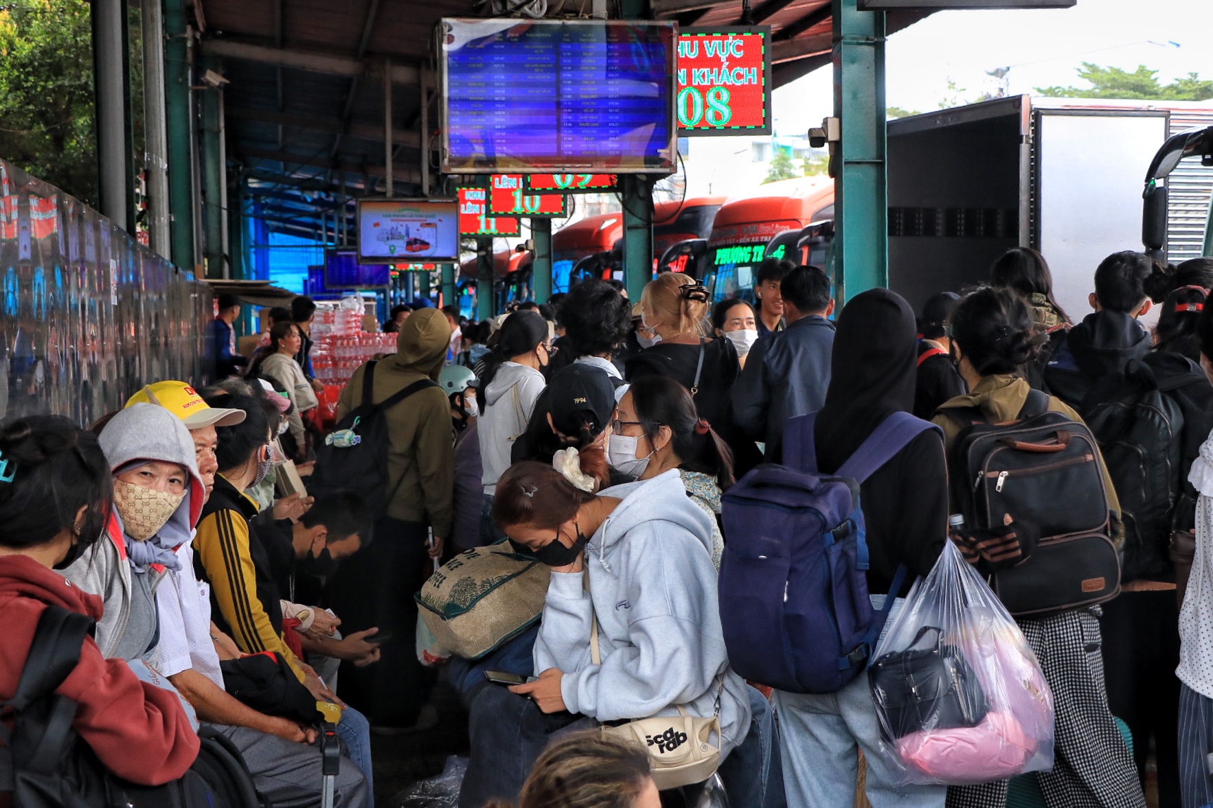 S&aacute;ng nay mới 24 th&aacute;ng chạp, đ&ocirc;ng nghẹt người đổ về miền T&acirc;y ăn tết sớm - Ảnh 10.