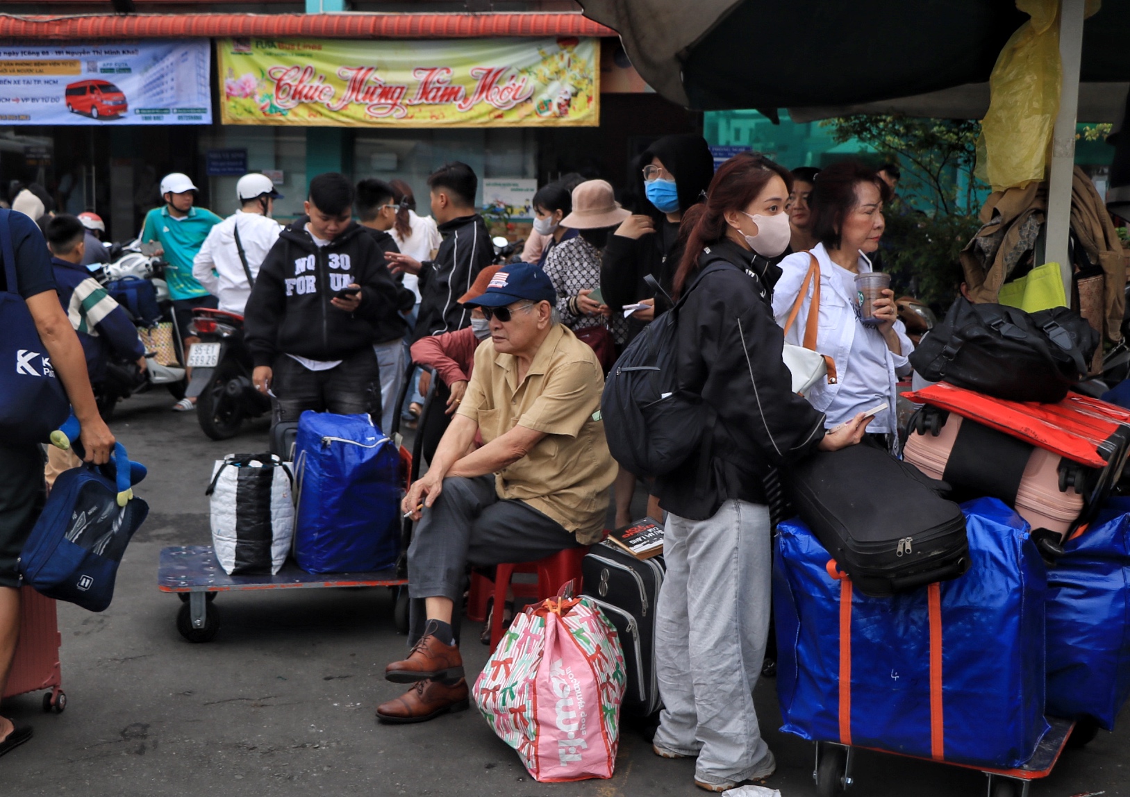 S&aacute;ng nay mới 24 th&aacute;ng chạp, đ&ocirc;ng nghẹt người đổ về miền T&acirc;y ăn tết sớm - Ảnh 4.