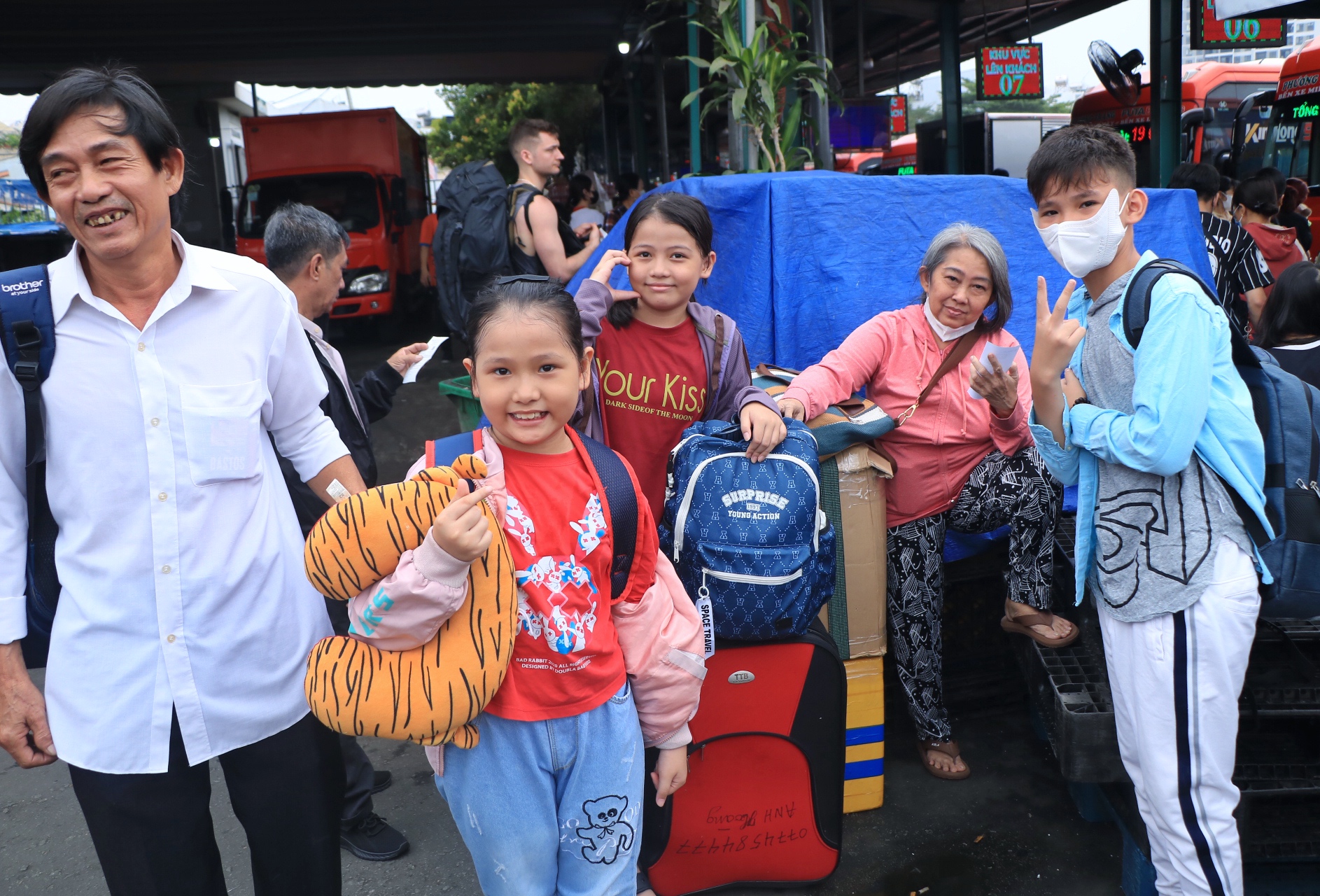 S&aacute;ng nay mới 24 th&aacute;ng chạp, đ&ocirc;ng nghẹt người đổ về miền T&acirc;y ăn tết sớm - Ảnh 7.